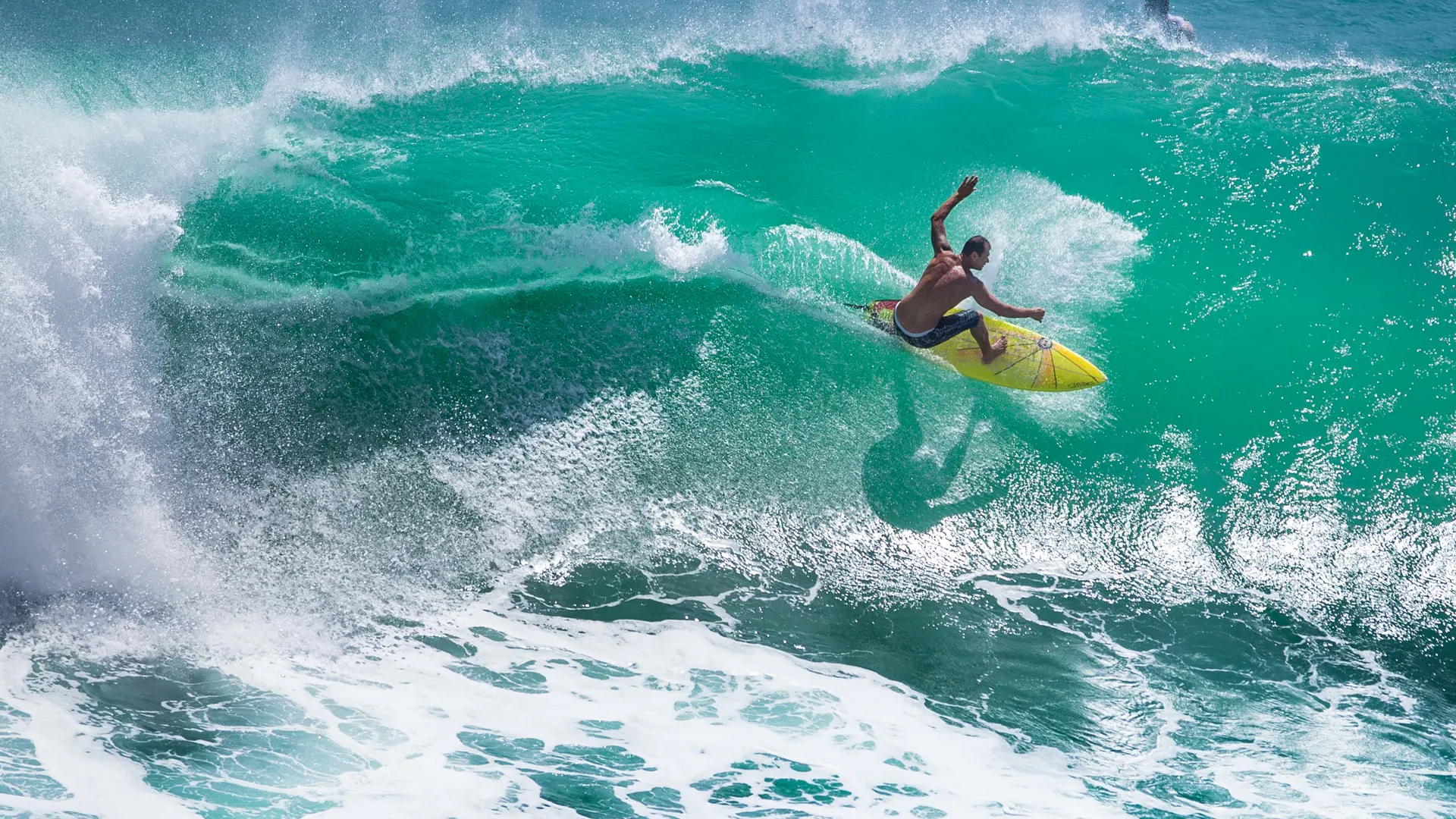 Shutterstock 649826830 (Surfer Ridning Stor Bølge På Padang Padang Strand, Bali, Indonesien)