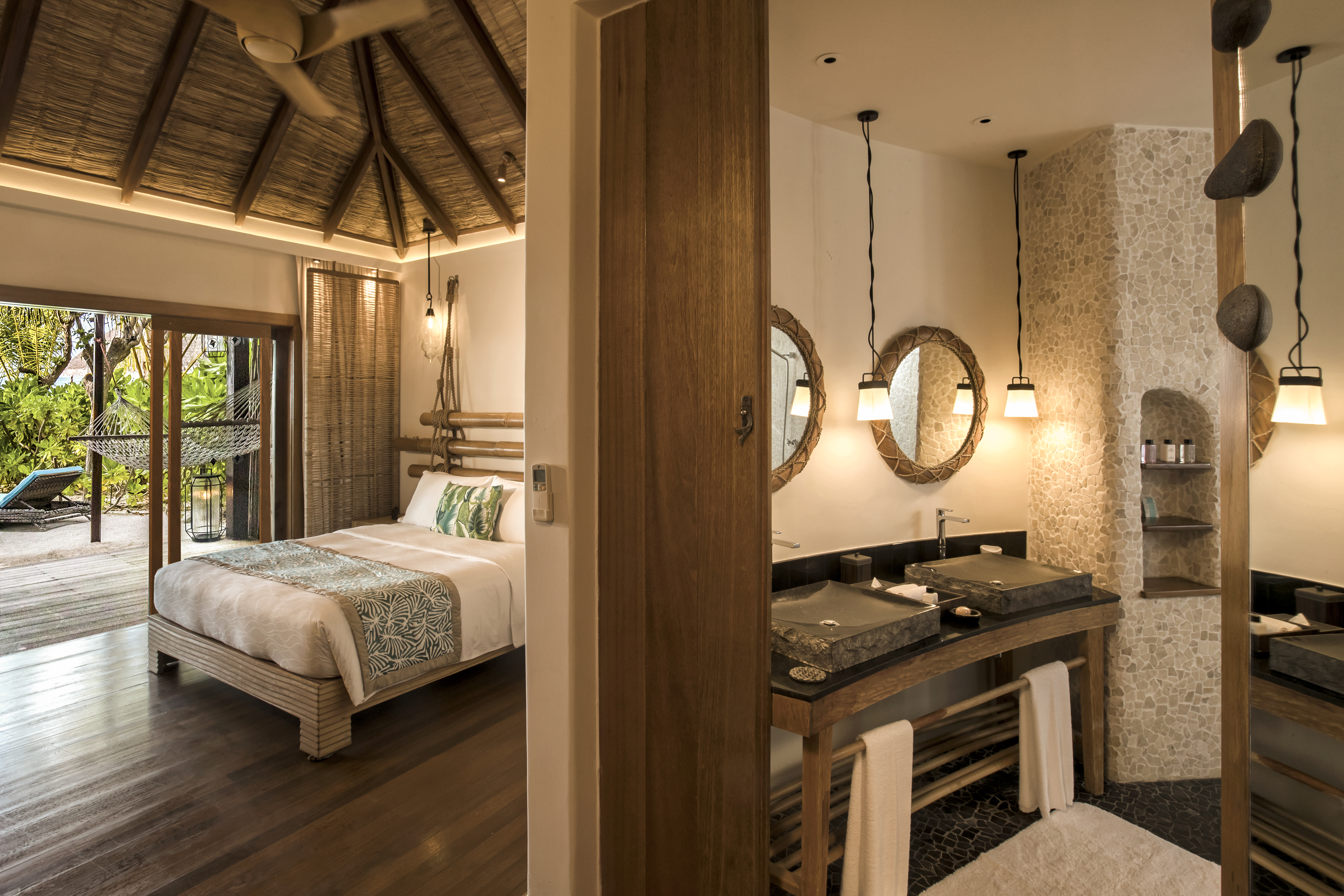 Constance Moofushi Accommodation Beach Villa 01 (1)