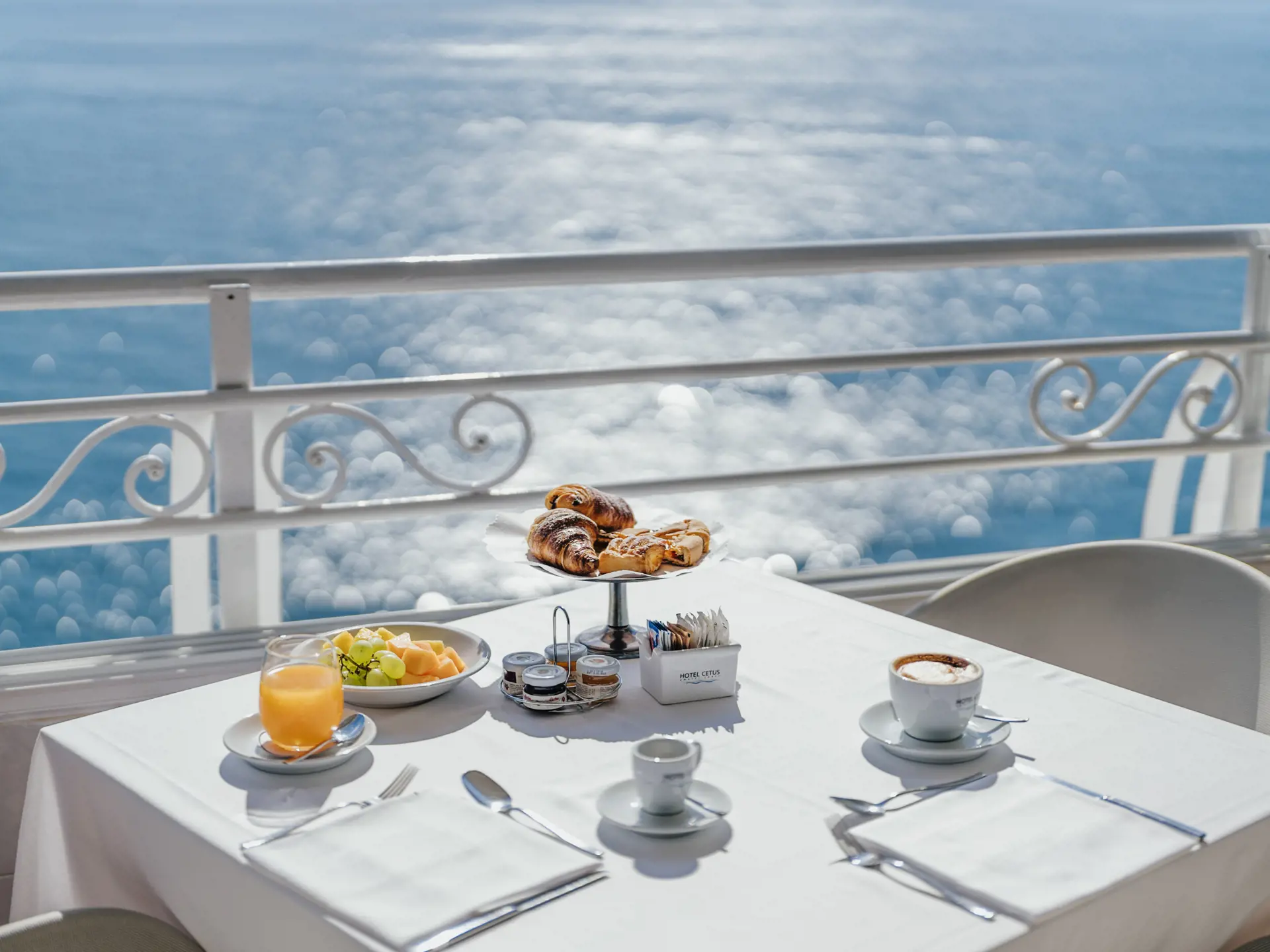 Morgenmad med udsigt på terrassen
