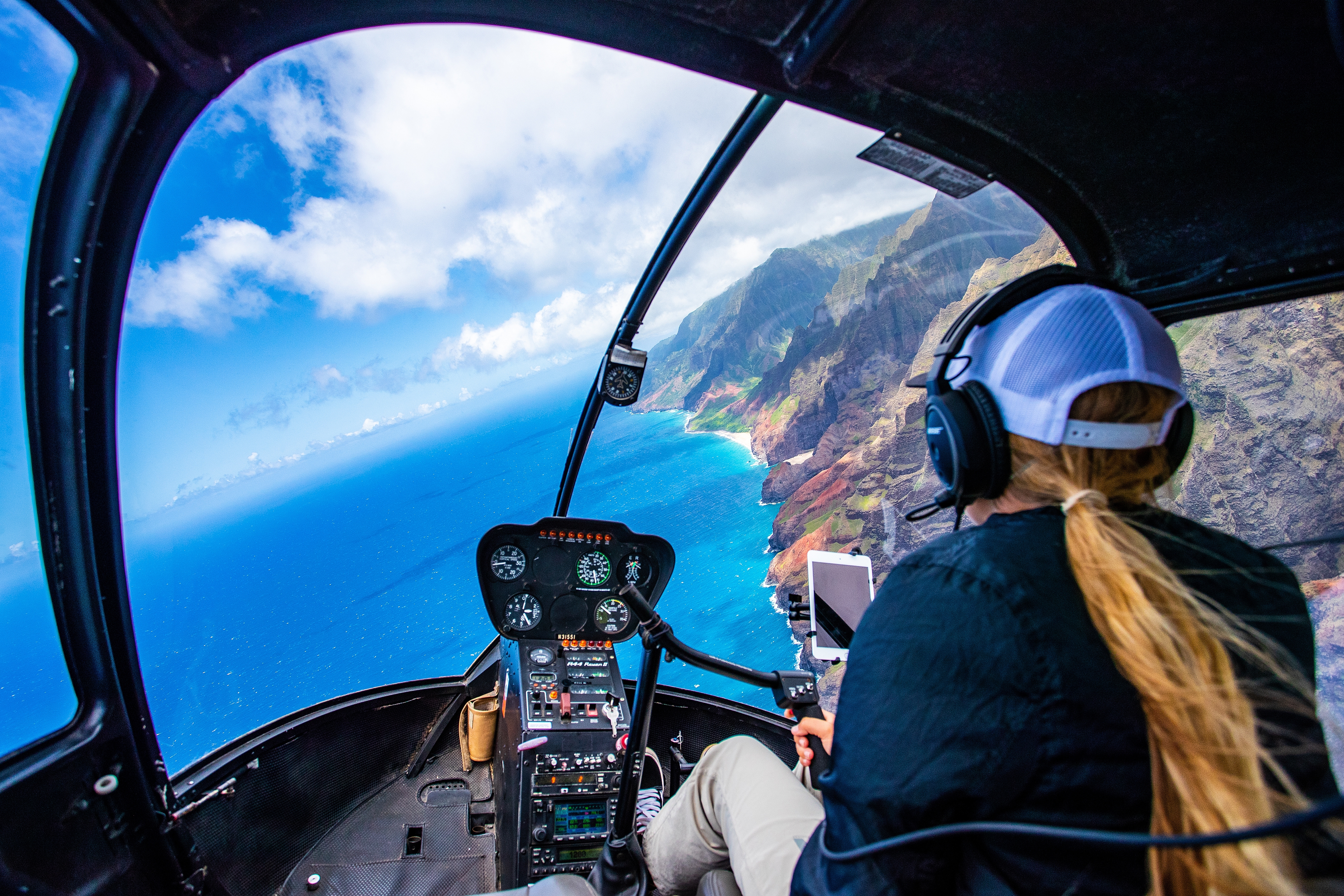 Na Pali Kysten Med Helikopter Shutterstock 2481667253