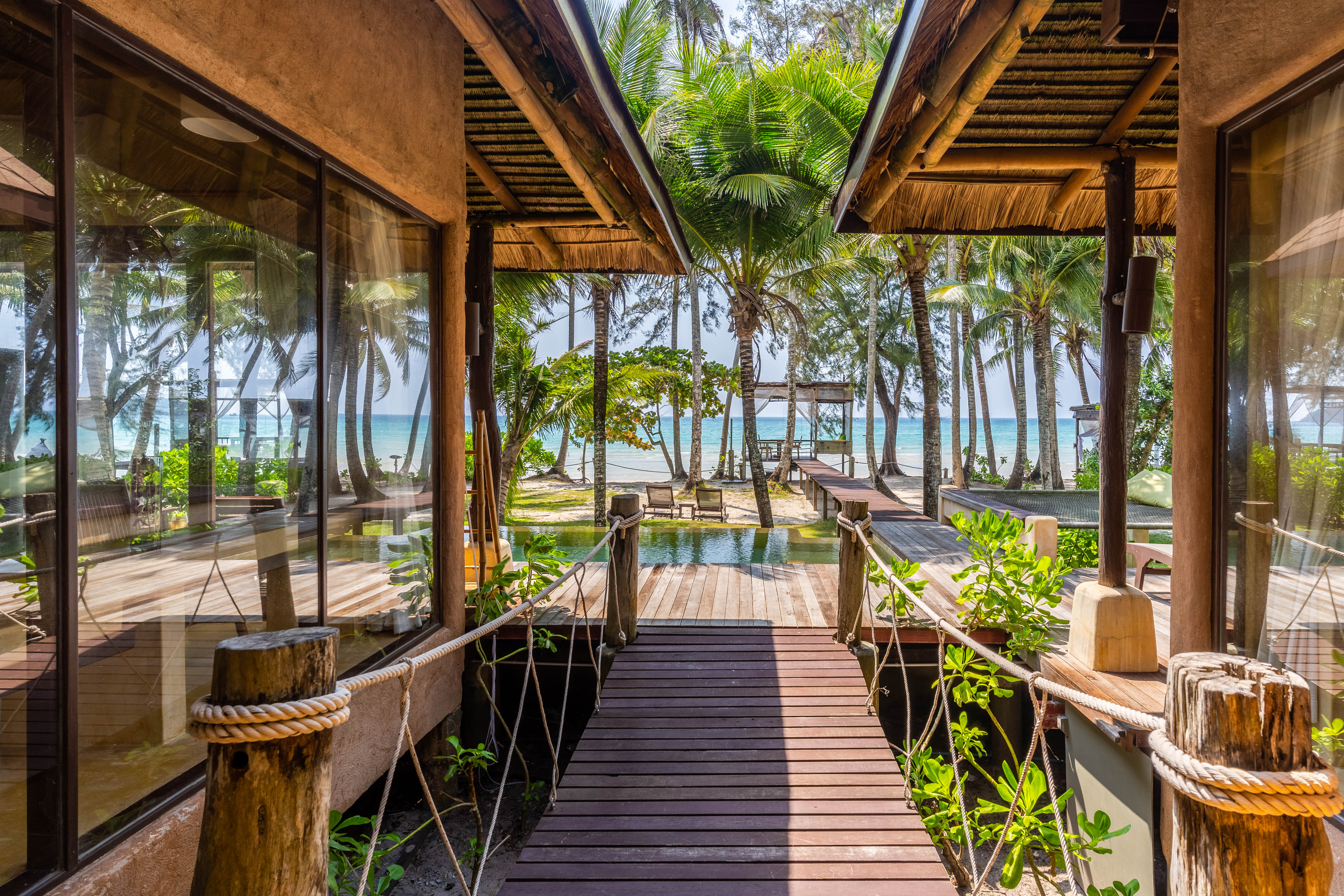 3) Beachfront Suite Pool Villa