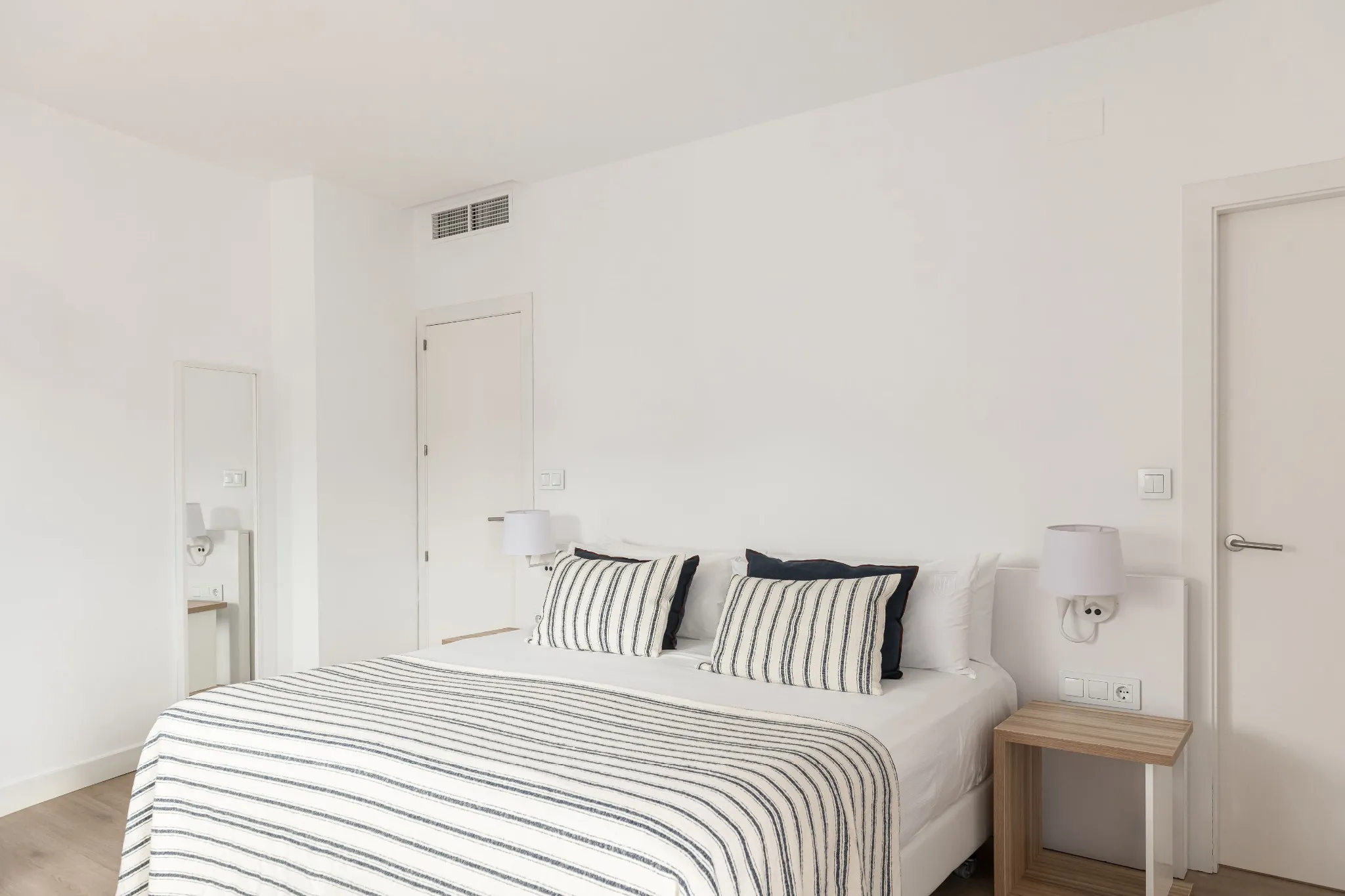 Double Room With Partial Sea Views 8