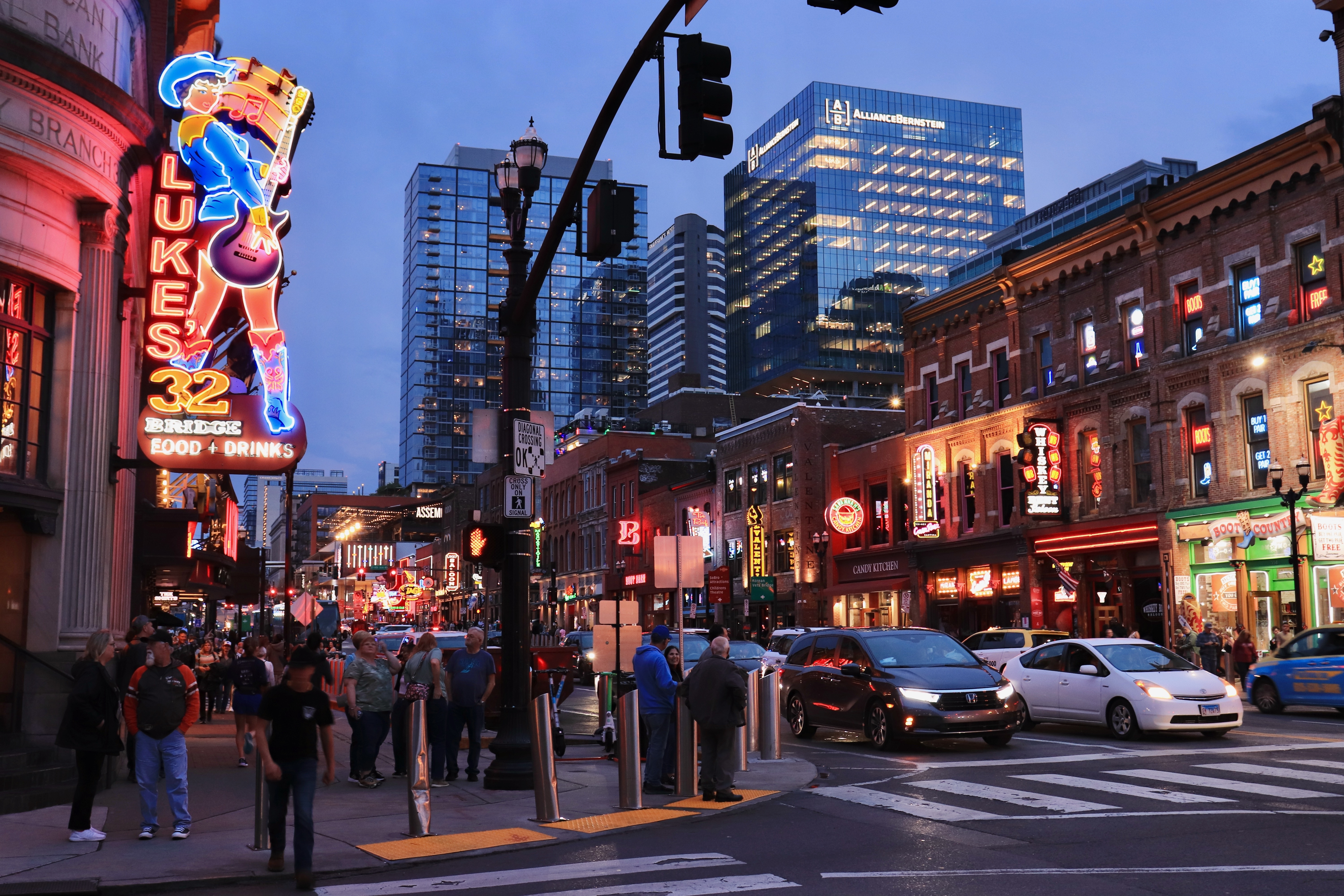 Shutterstock 2519270881 Nashville, TN, USA 1. April 2024 Nedre Broadway Klubber Og Barer Om Natten. Neonskilte Og Folk, Der Går Rundt.