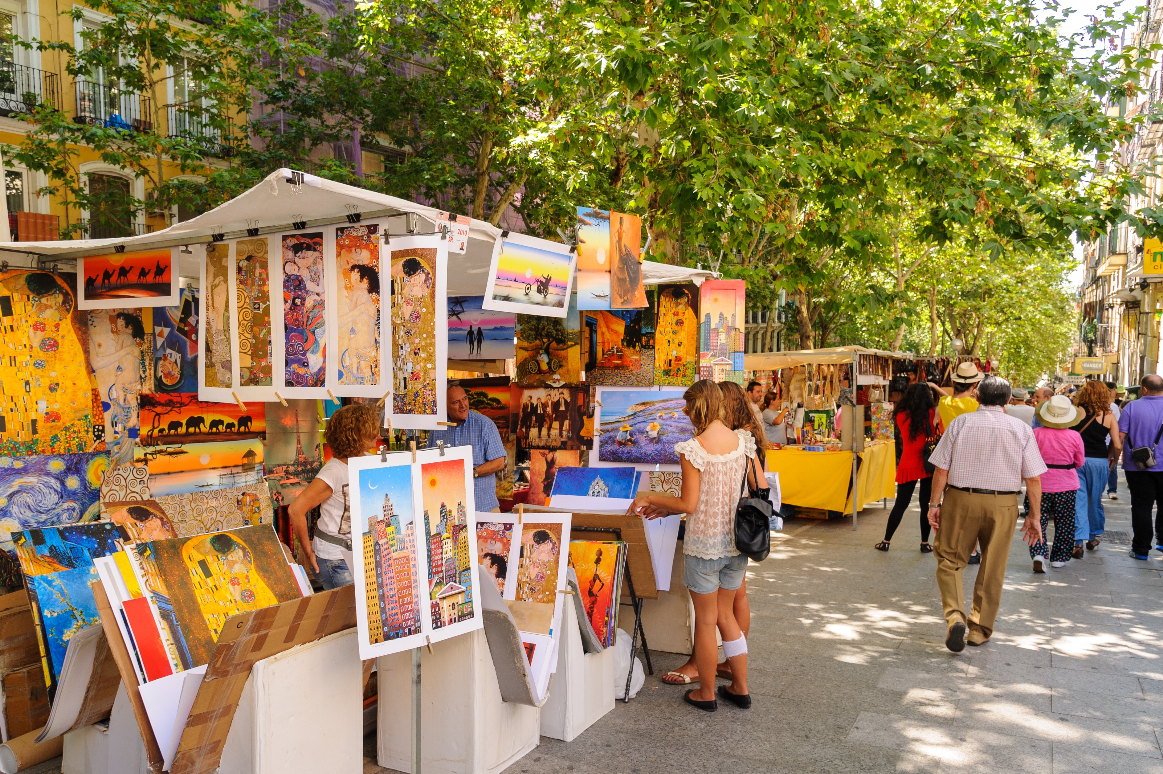 Shutterstock 2569738557 Madrid, Spanien 29. Juli 2012 El Rastro Markedsbod Sælger Kunsttryk I La Latina Distriktet