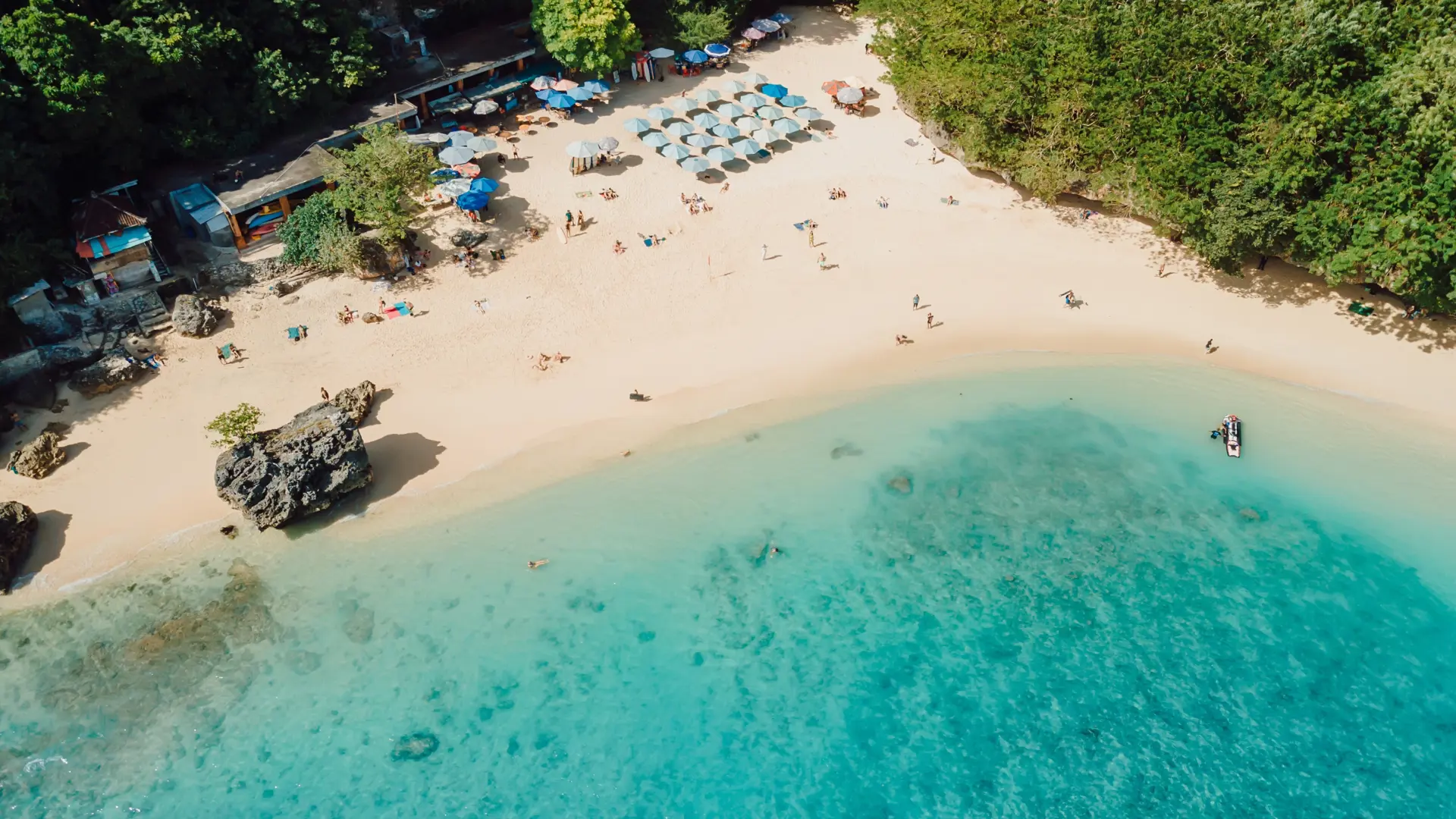 Shutterstock 2536879257 (Aerial Udsigt Over Padang Padang Strand Med Turkisblå Hav. Ferie I Bali)