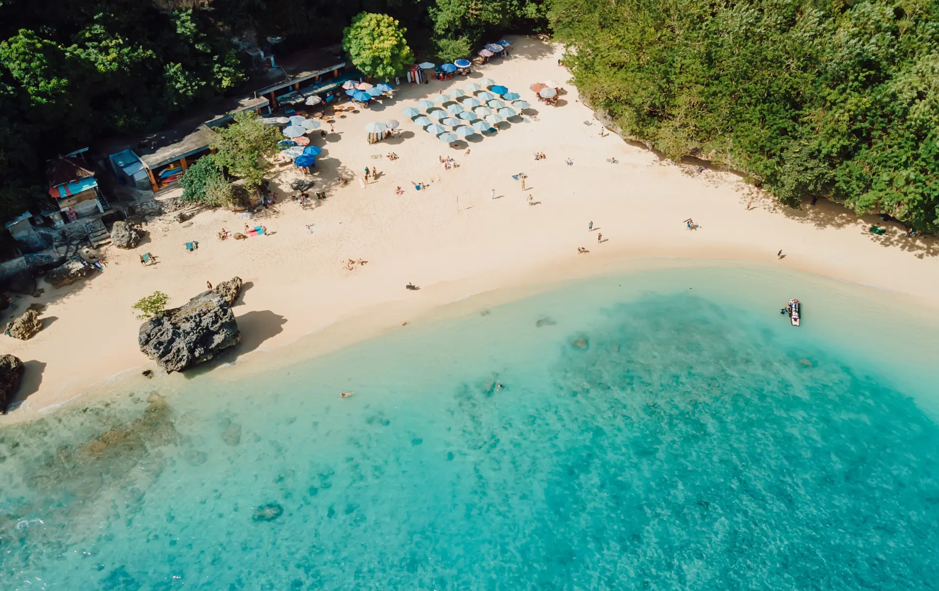 Shutterstock 2536879257 (Aerial Udsigt Over Padang Padang Strand Med Turkisblå Hav. Ferie I Bali)
