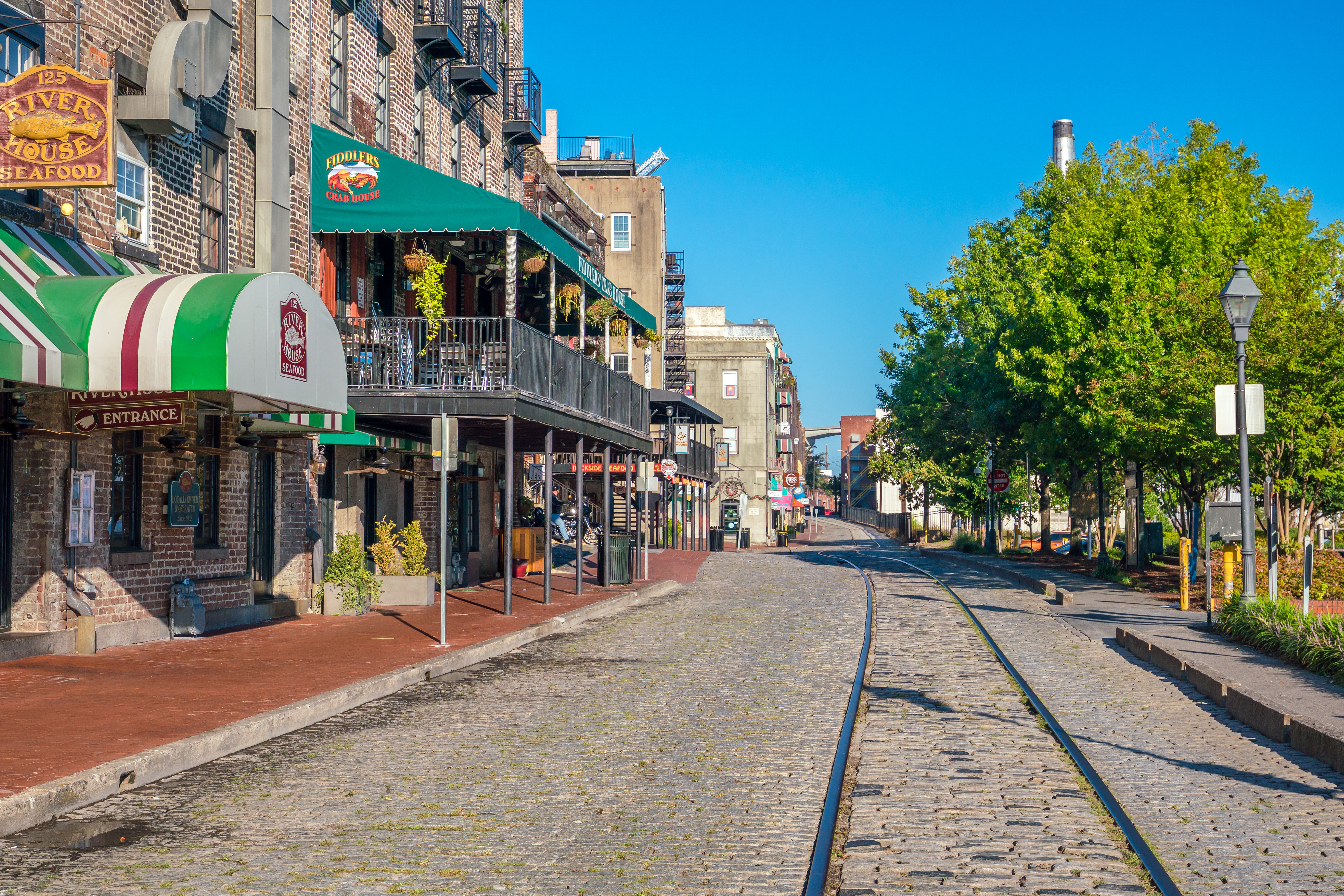 Shutterstock 493931545 SAVANNAH, GEORGIA SEPTEMBER 4 Downtown Savannah Georgia USA On September 4, 2016 Established In 1733 On The Savannah River (1)