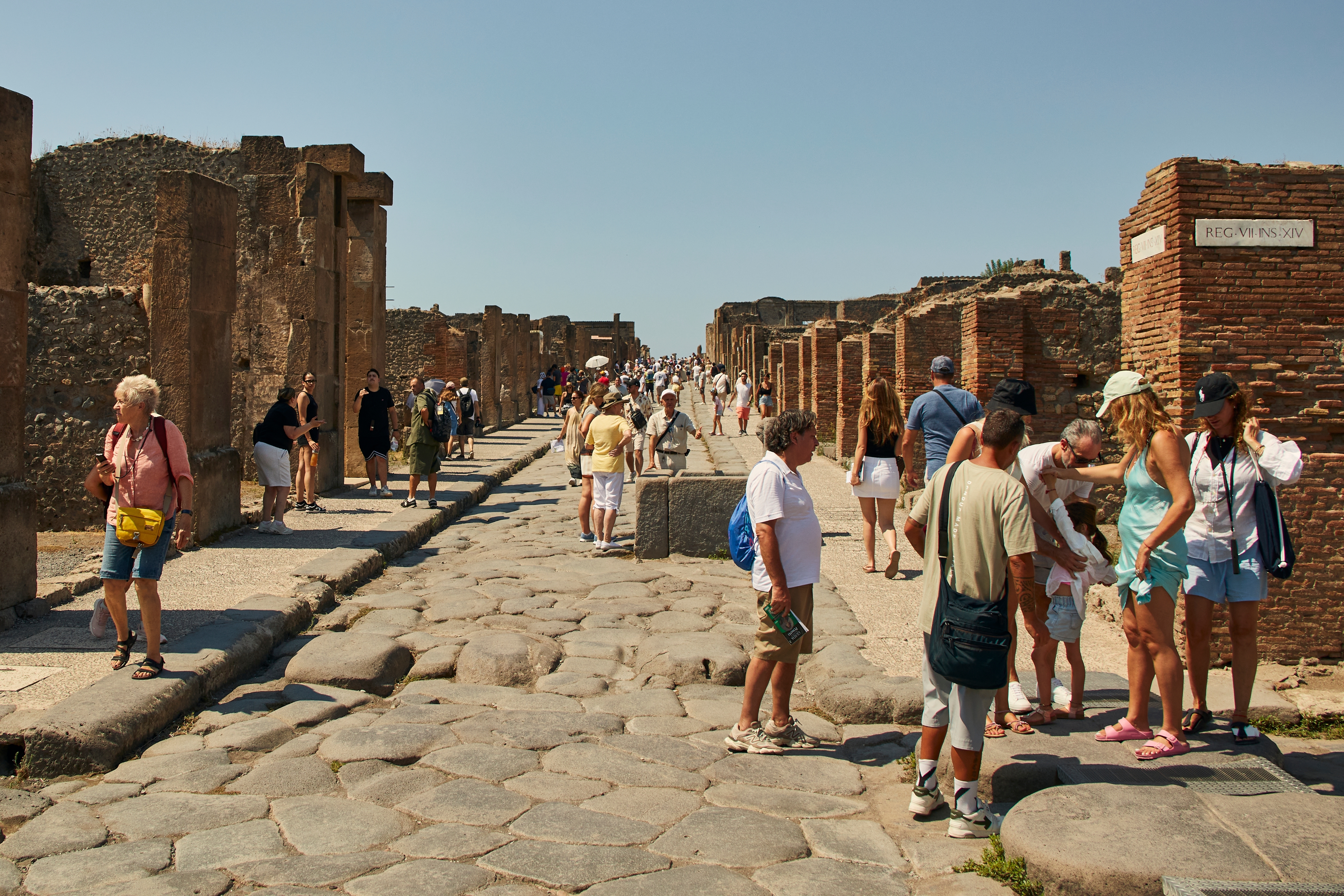 Shutterstock 2672285785 Pompei, Italien,08 10 2025 Folk Går Gennem Ruinerne Af Den Historiske By Pompeji.
