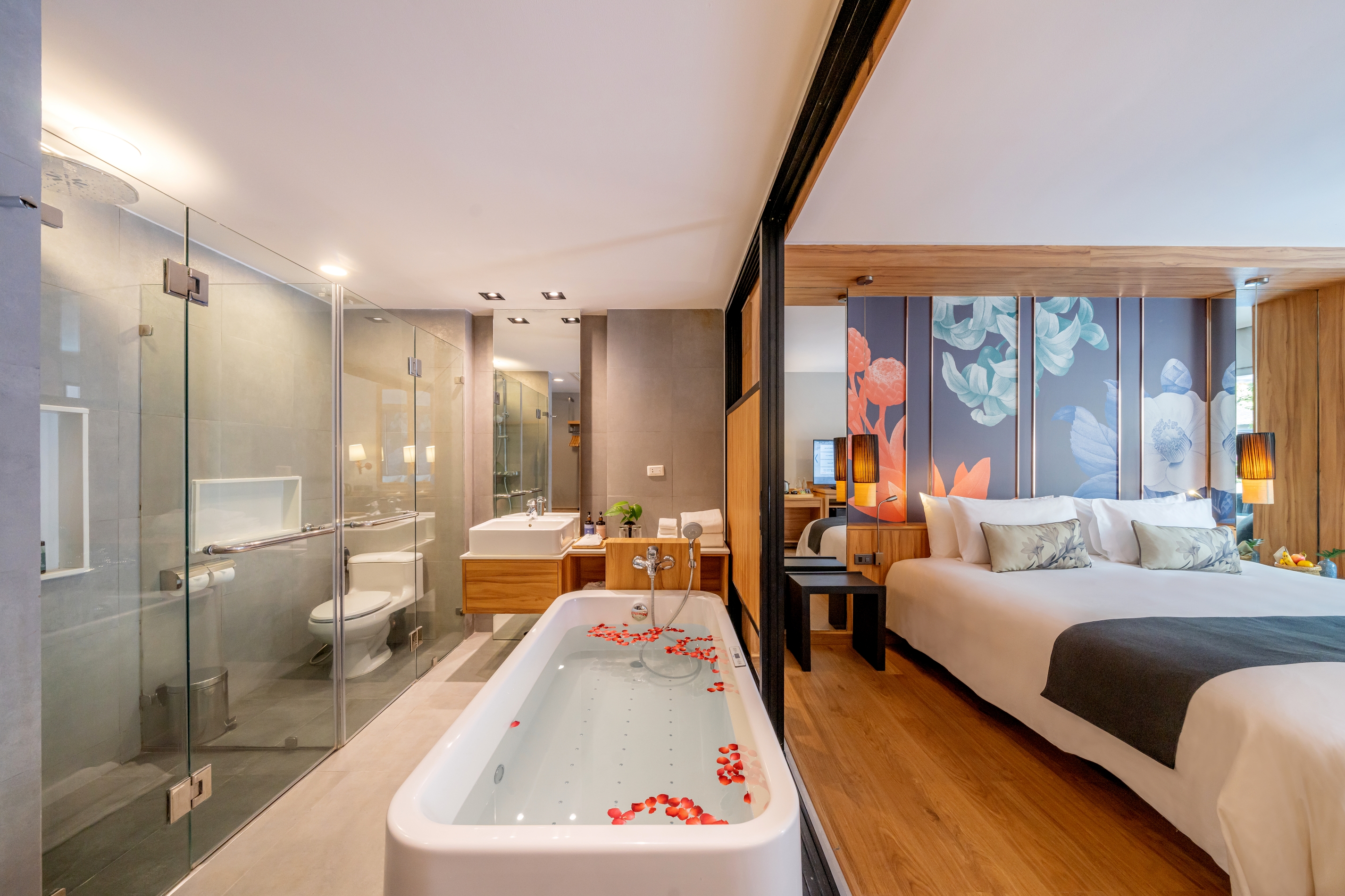 Deluxe Pool Access 3