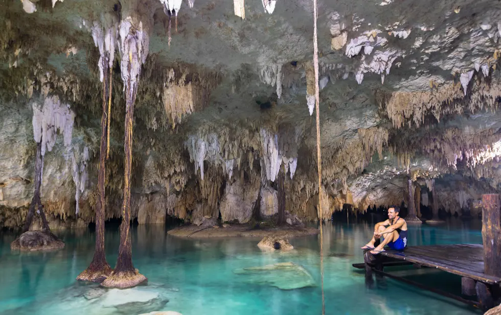 Cenote med klart turkis vand nær Tulum på Yucatán-halvøen