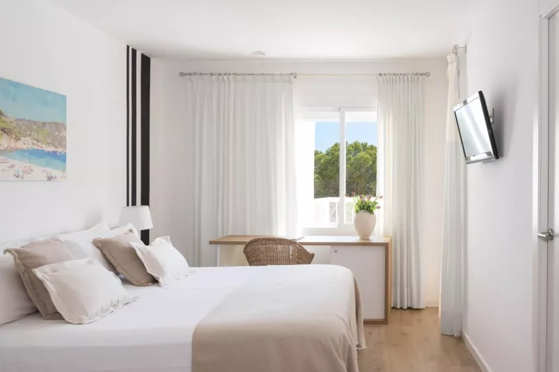 Double Room With Partial Sea Views 3