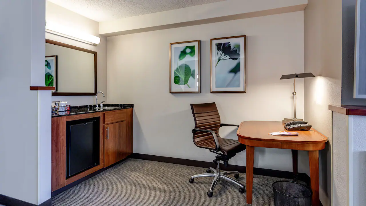 Hyatt Place Tempe Phoenix P015 Room Desk.16X9