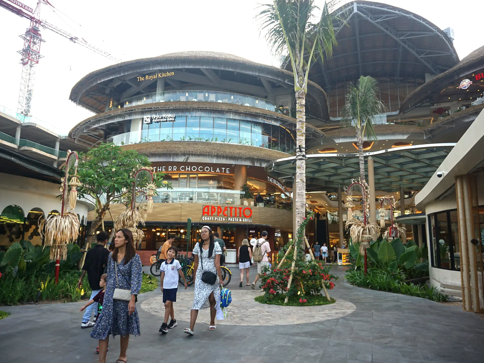 Shutterstock 2600971889 (Bali, Indonesien 20 Dec 2024 Bagsiden Af  Icon Mall Bali I Sanur Er Fyldt Med Besøgende.)