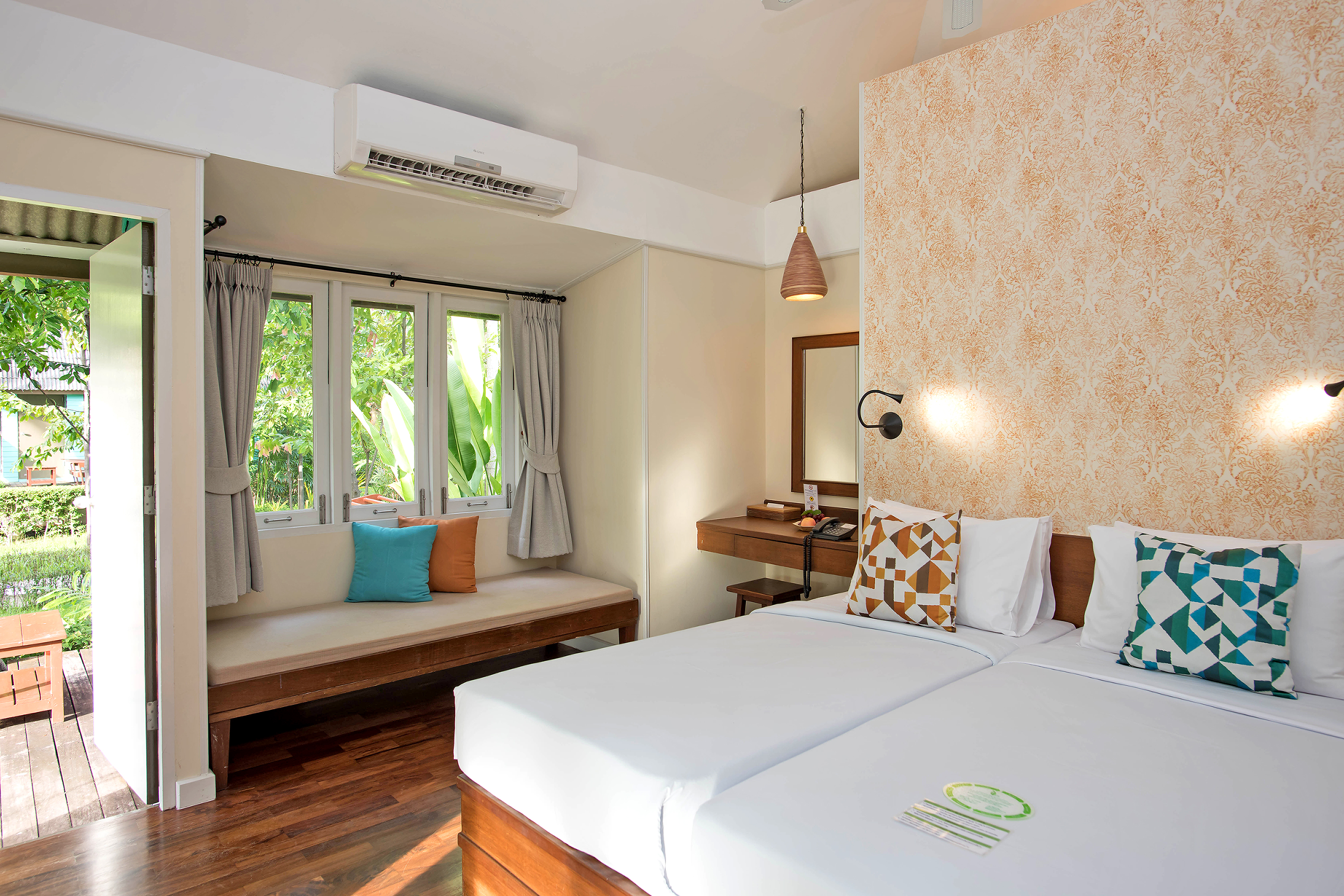 Deluxe Cottage Hollywood Twin Beds & Sitting Area 1