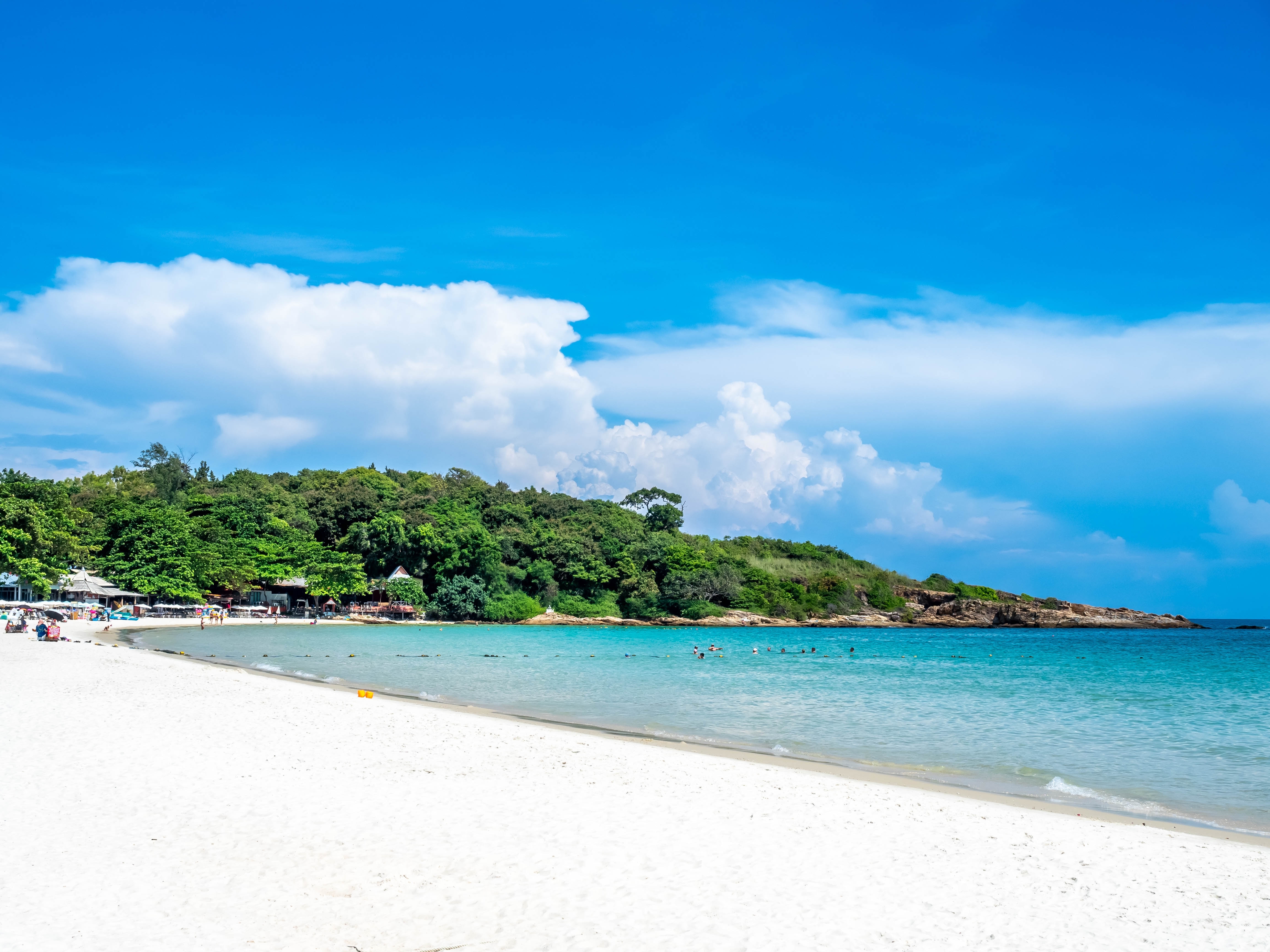 Shutterstock 2514273969 (Havudsigt Med Hvidt Sand, Rolig Strand, Klart Havvand, Blå Himmel Om Sommeren I Koh Samet (Samet Island) I Thailand)