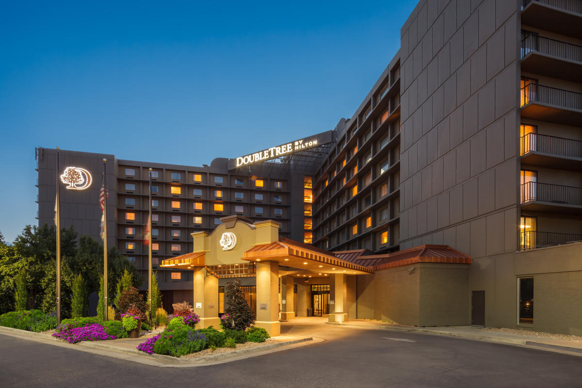 Doubletree Denver Exterior Dusk 2 0629281A 1CD7 436E B104015F796DA8C9 Dd9d109f 9Cb3 4642 8E2a23e57c5ac869