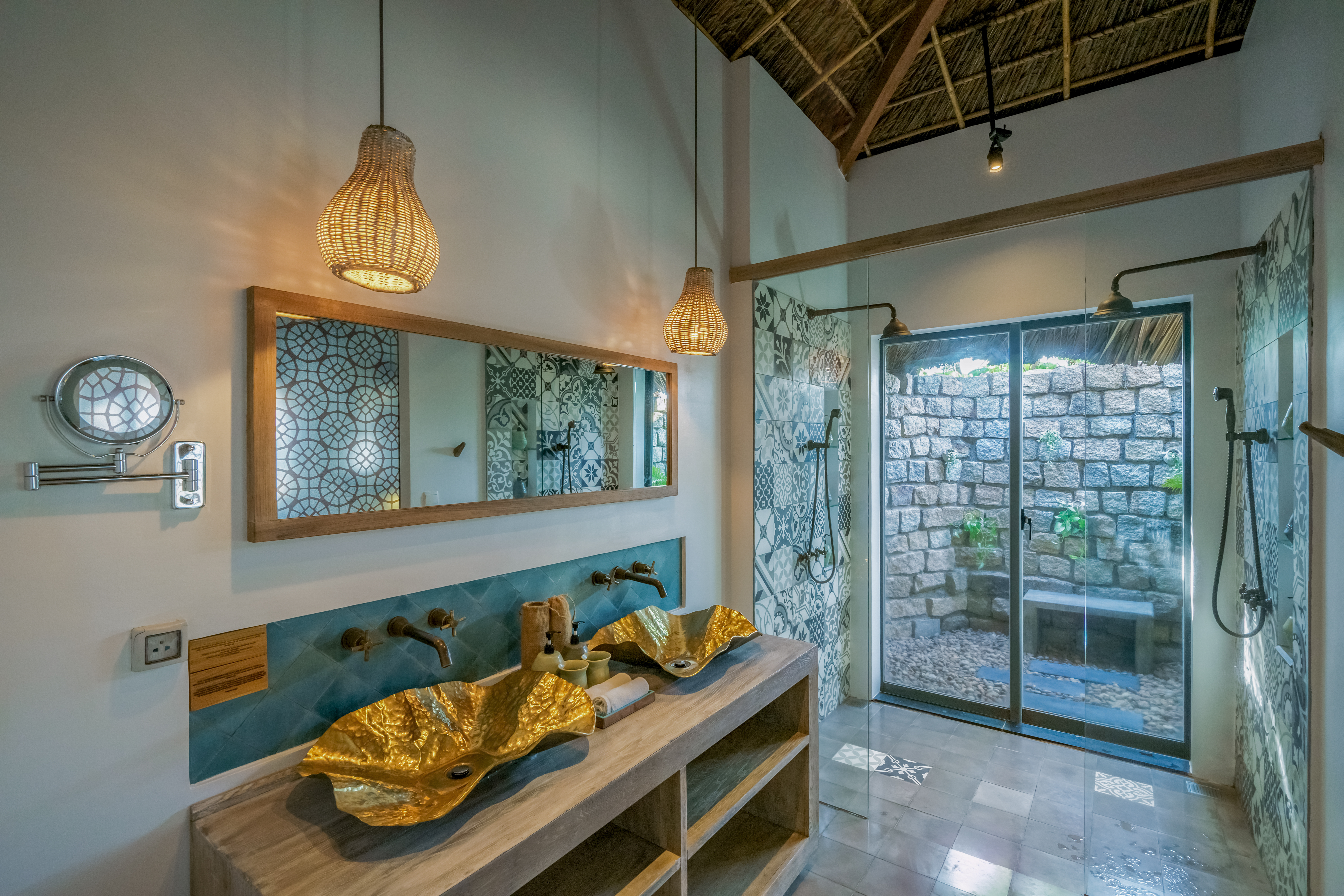 Beachfront Bungalow 05