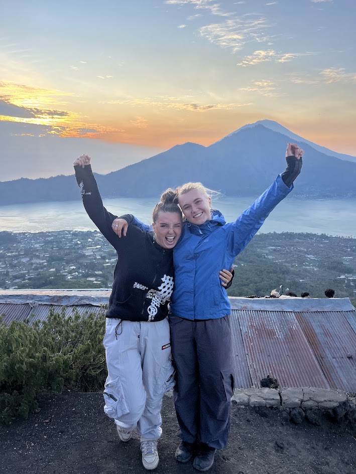 Ellen Og Freyja På Toppen Af Mt Batur