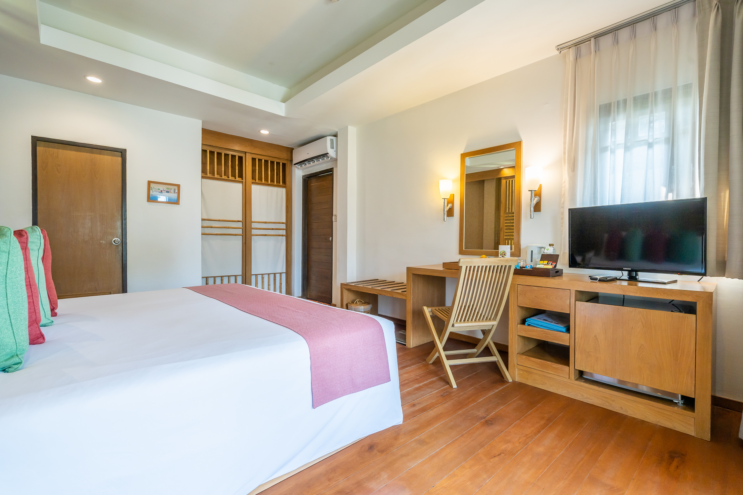 Deluxe Cottage Bed & Area