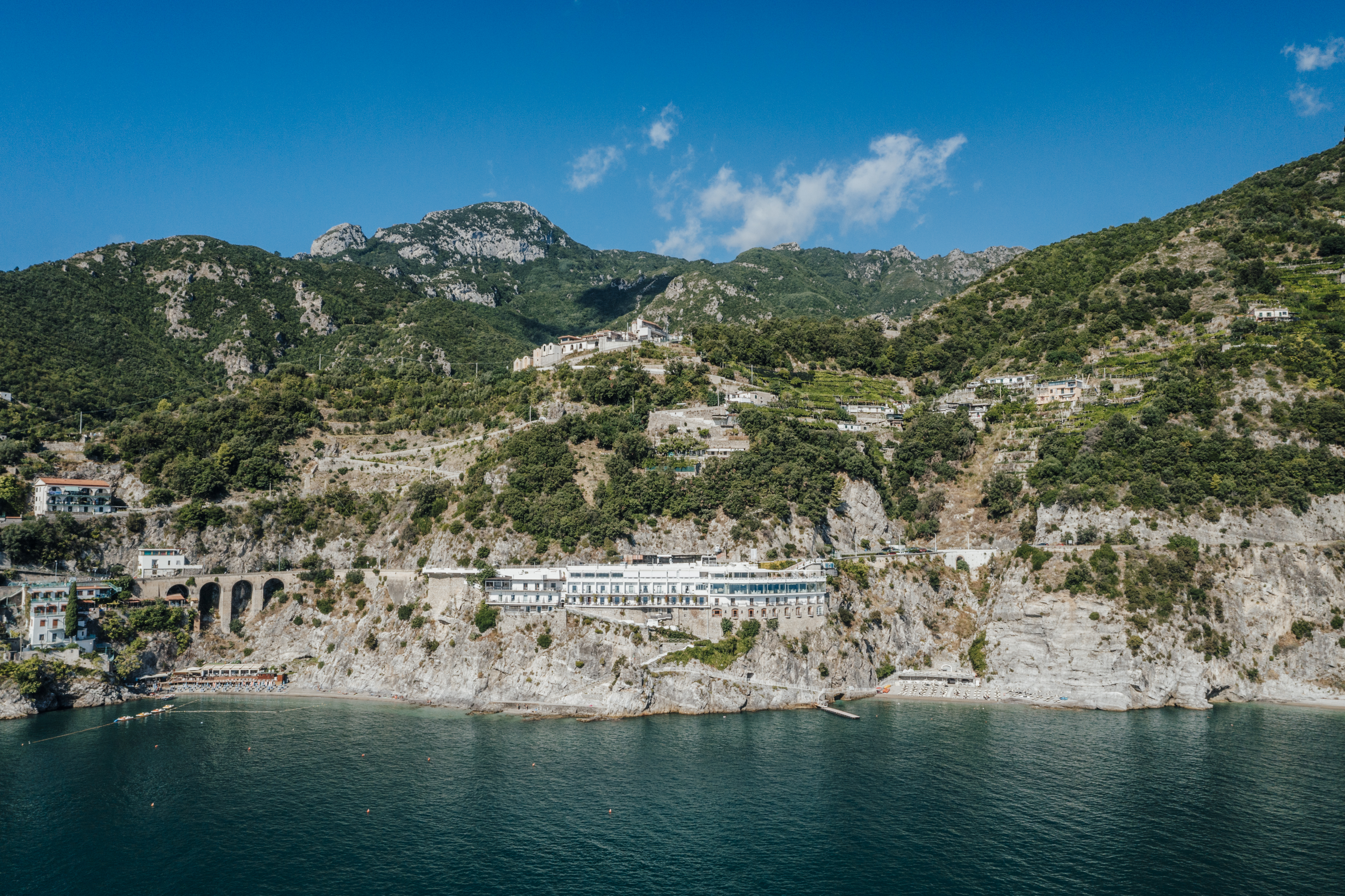 En lille sti fører fra hotellet til den private strand