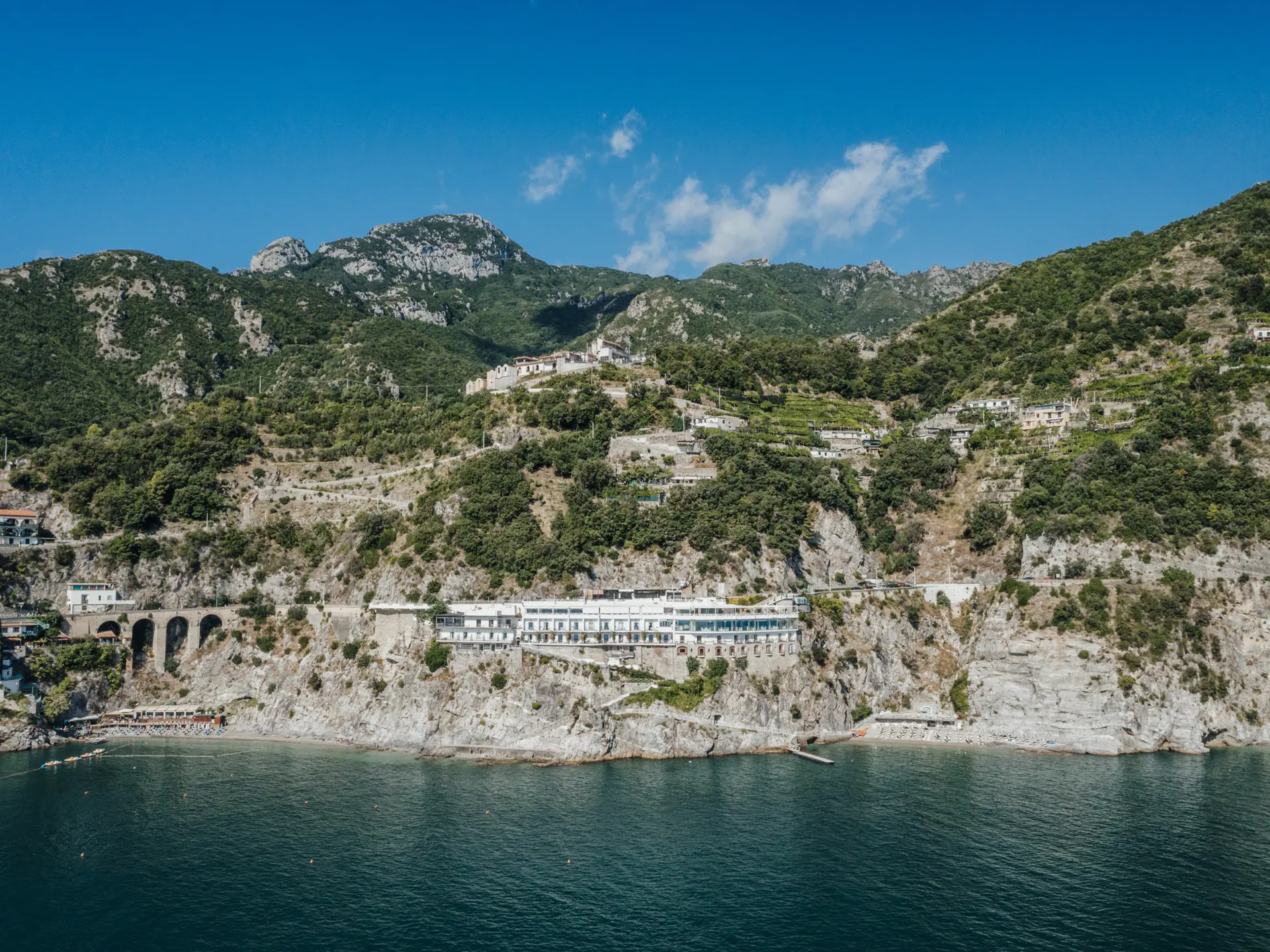 En lille sti fører fra hotellet til den private strand