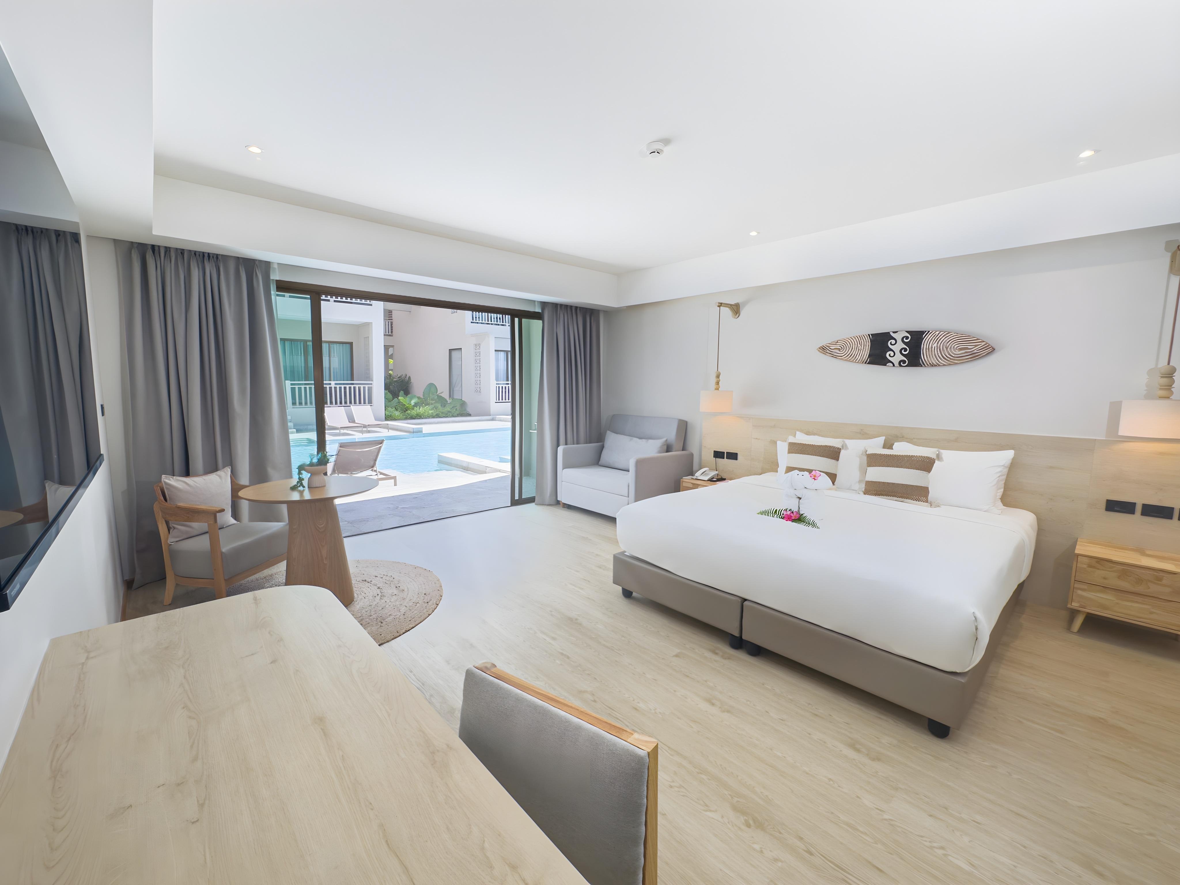 01.Deluxe Pool Access