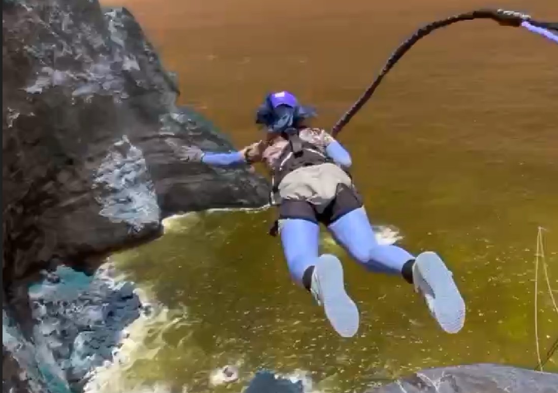 Ellen Fra Check Point Travel Laver Cliff Jump Paa Nusa Penida