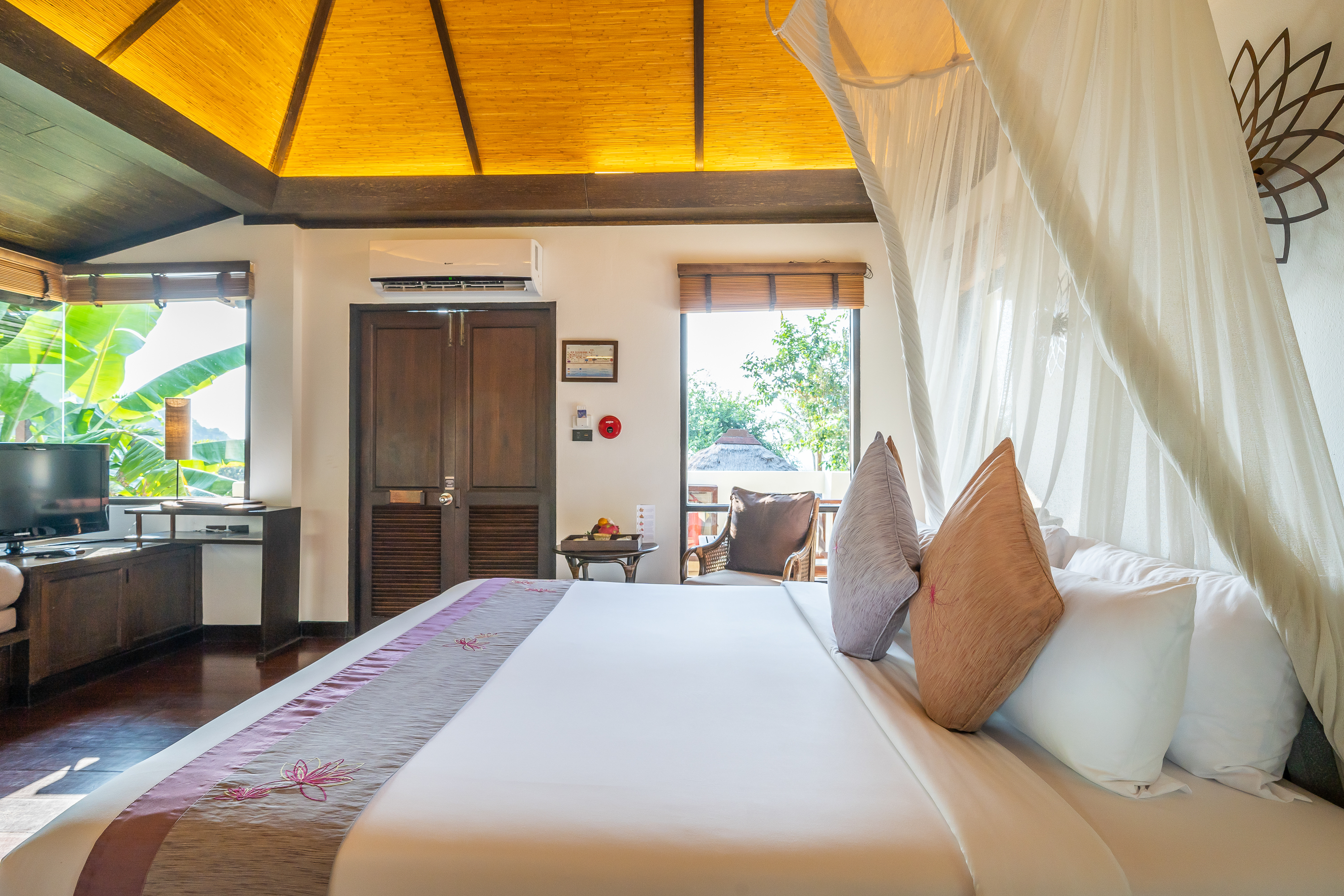 Deluxe Cottage Hillside Bed & Sitting Area 2