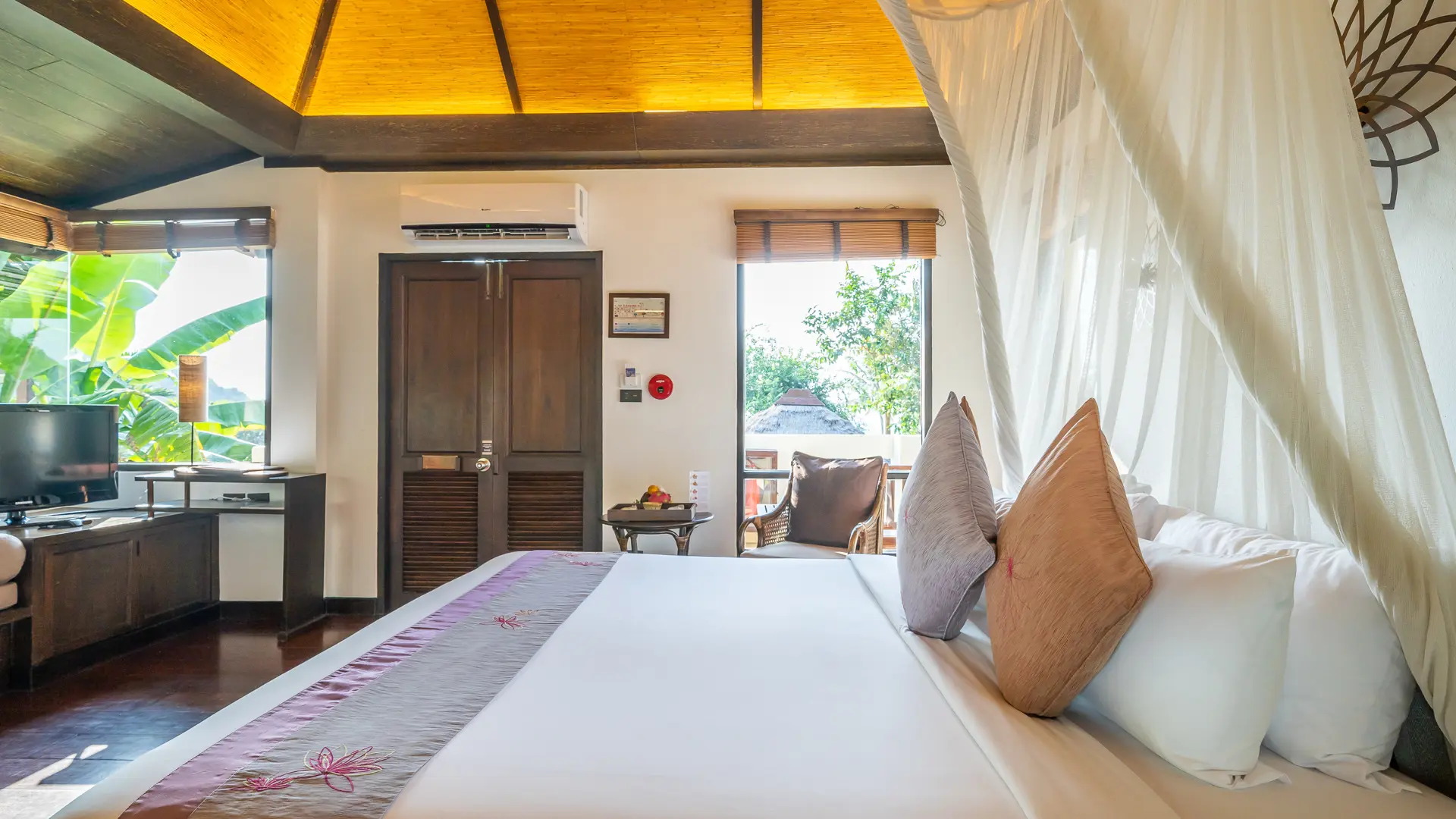 Deluxe Cottage Hillside Bed & Sitting Area 2