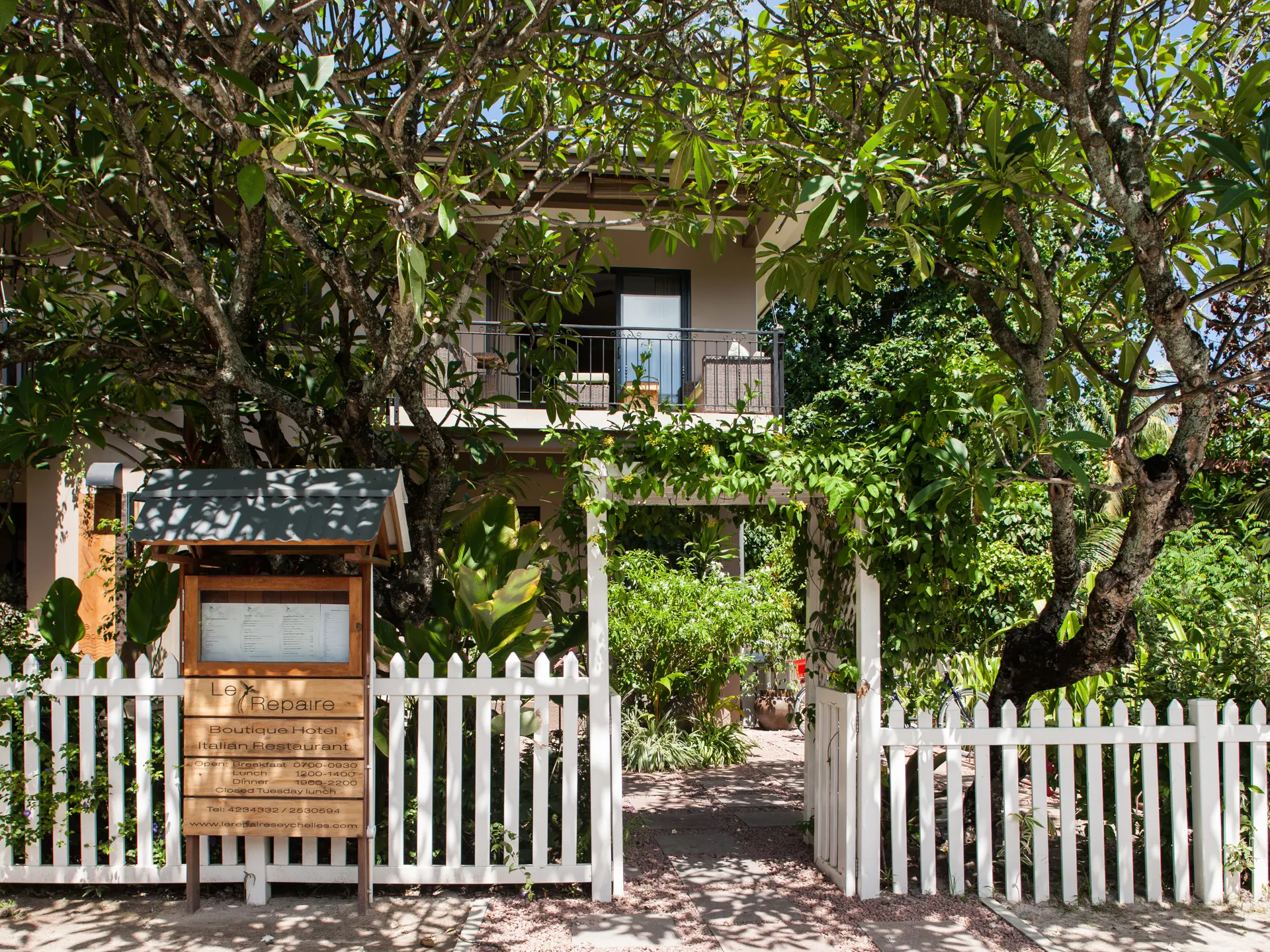 Masonstravel Lerepaire Entrance