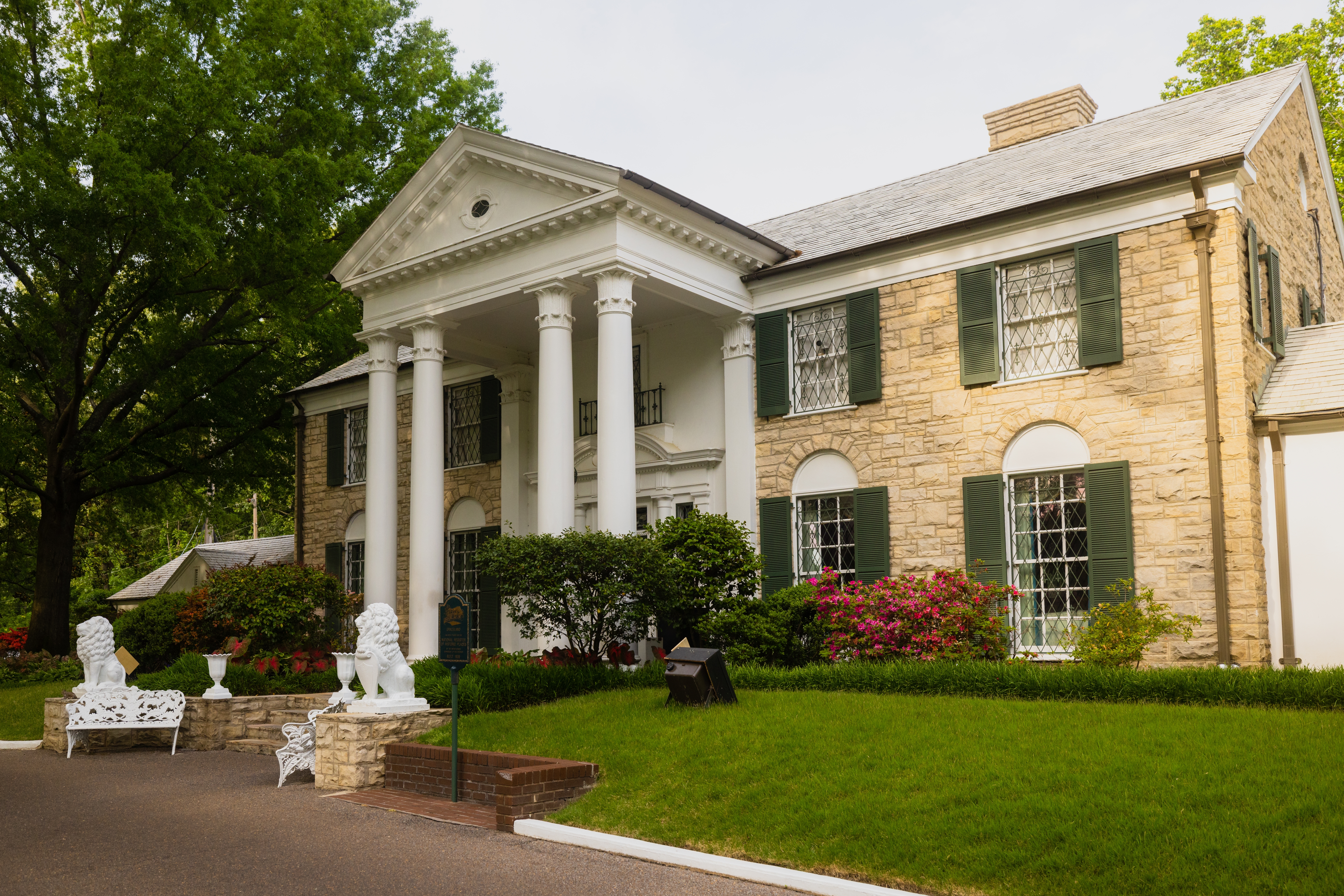 Shutterstock 2229189343 MEMPHIS, TENNESSEE, USA August 15, 2022 Graceland. Elvis Presley Lived In This Mansion From 1957 – 1977