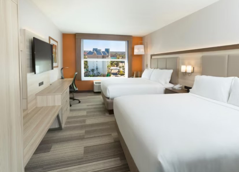 Holiday Inn & Suites