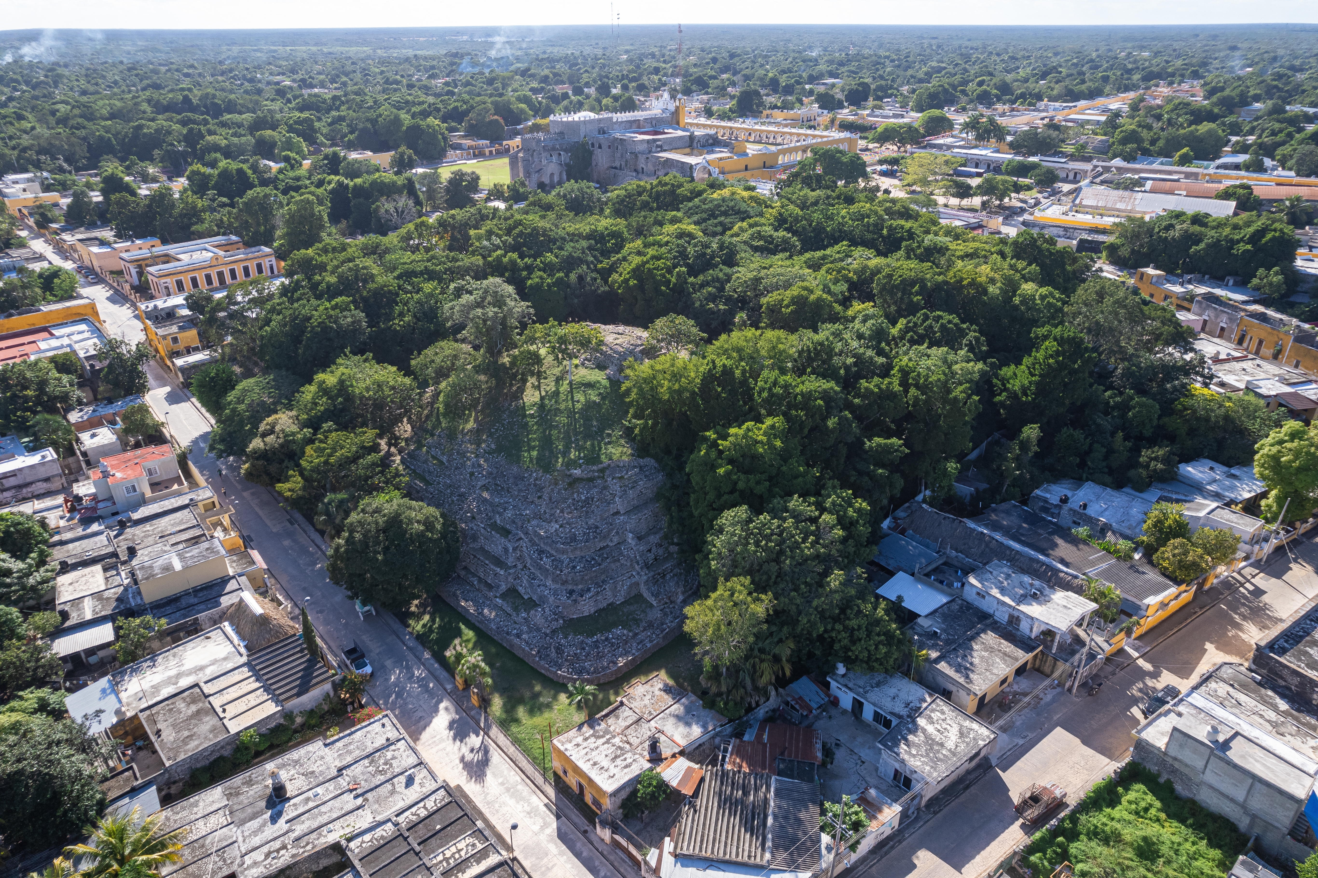 Dronebillede af Izamal i Yucatán med mayaruiner og gule koloniale huse