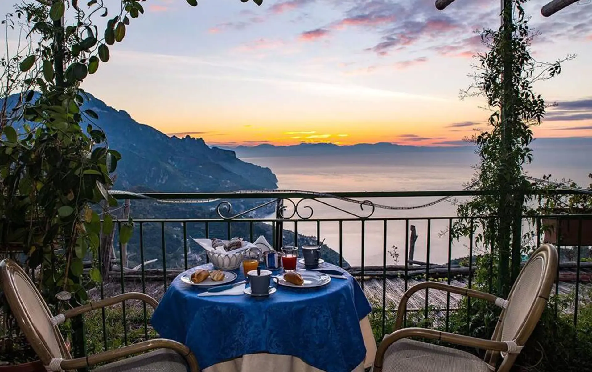 Tidlig morgenmad på restaurantens terrasse