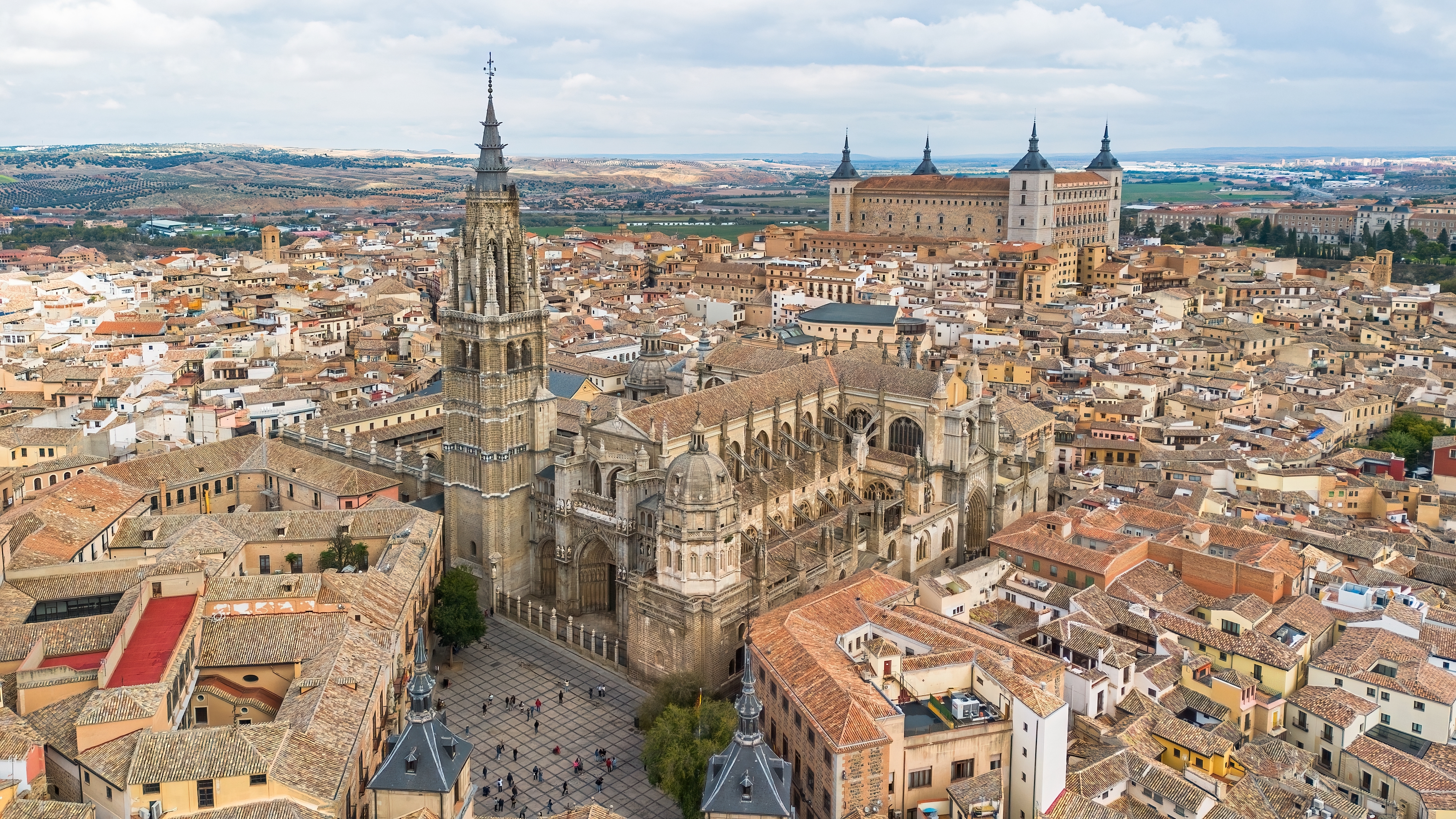 Shutterstock 2537718585 Aerial Udsigt Over Den Primatial Cathedral Of Saint Mary Of Toledo I Den Autonome Region Castillaâ€La Mancha, Spanien