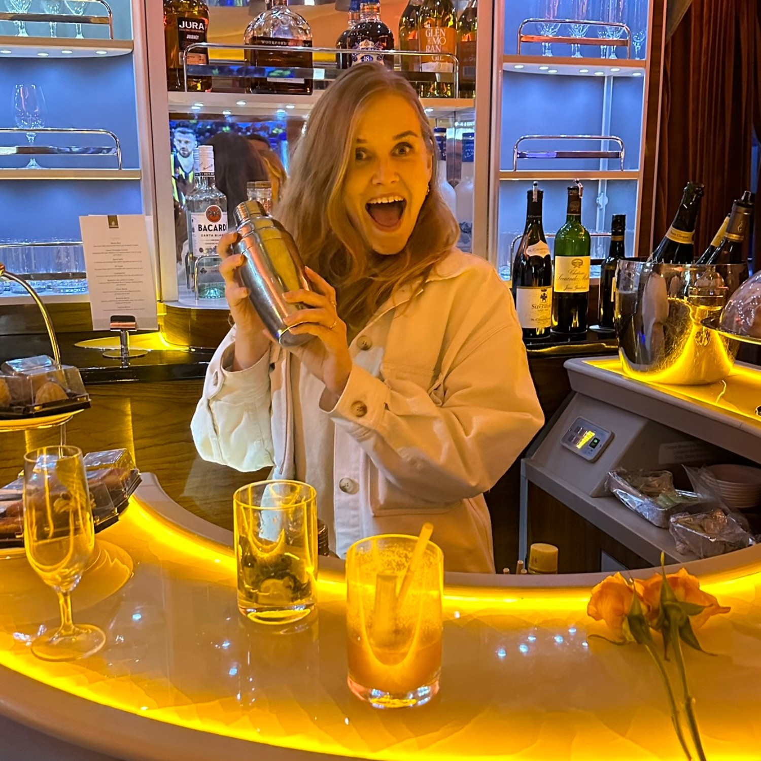 Christina I Baren På Emirates Fly Mod Dubai