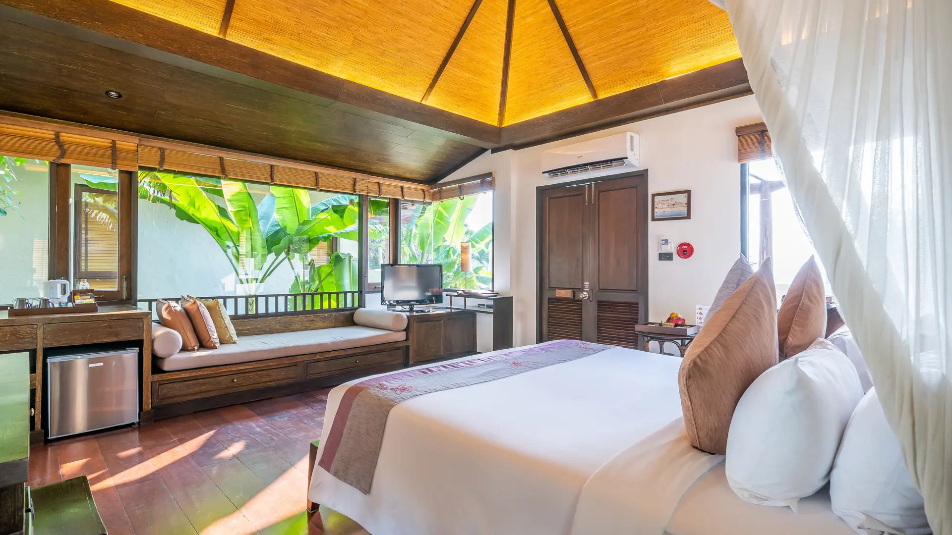 Deluxe Cottage Hillside Bed & Sitting Area With View
