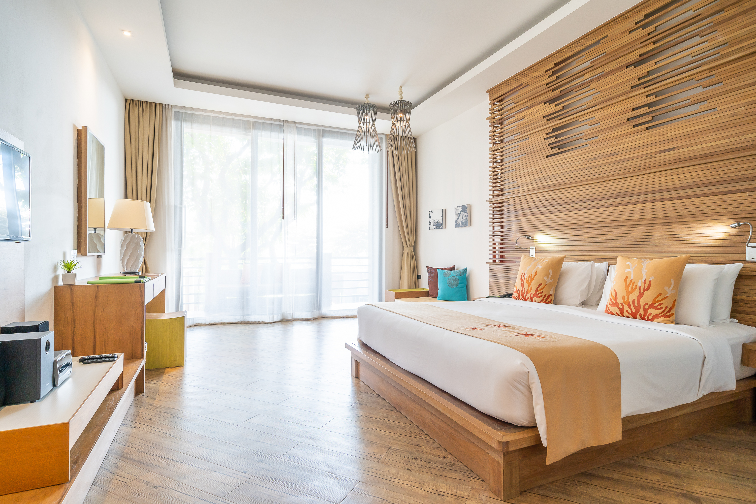 Deluxe Premier Room Bed & Area 1