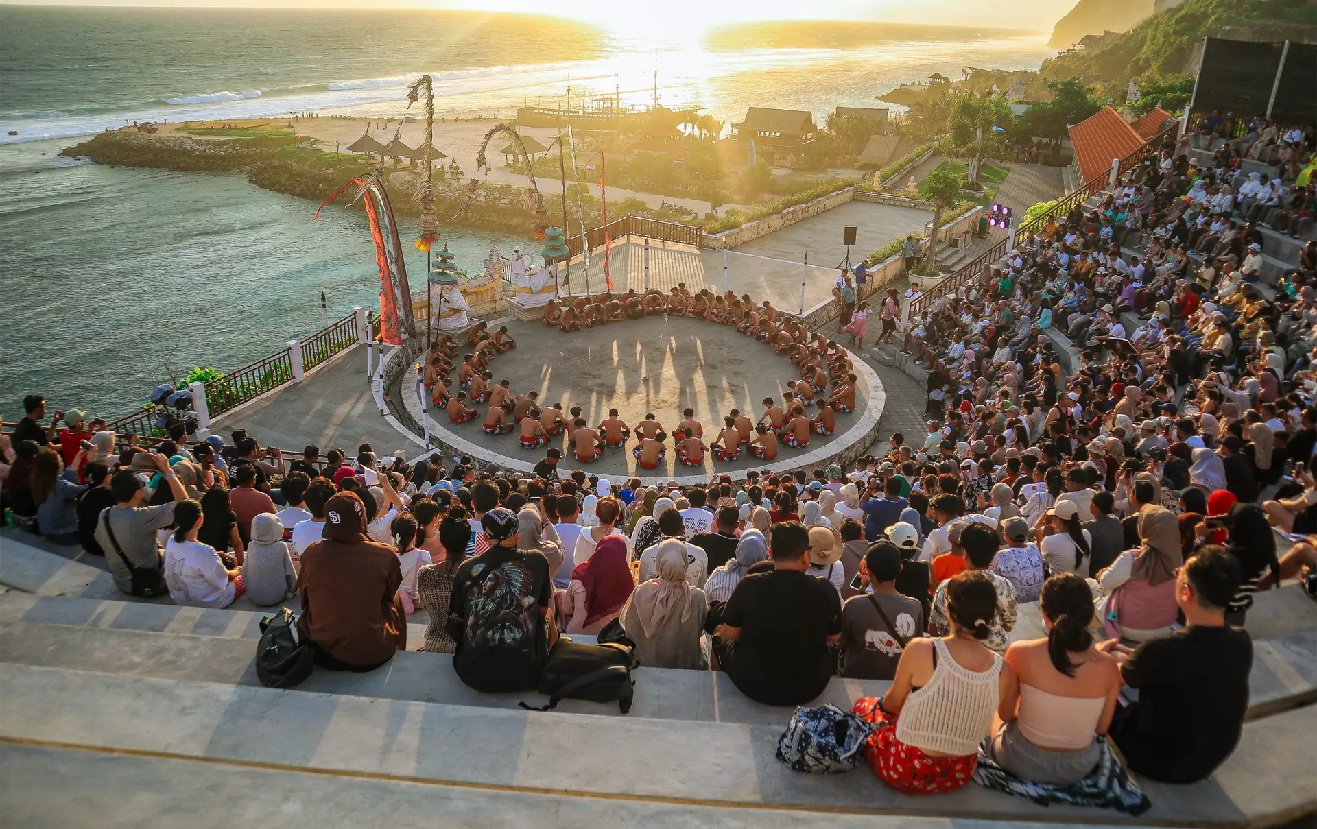 Shutterstock 2568860369 (Bali, Indonesien 21. December 2024 Sunset Kecak Dance Performance In Bali)