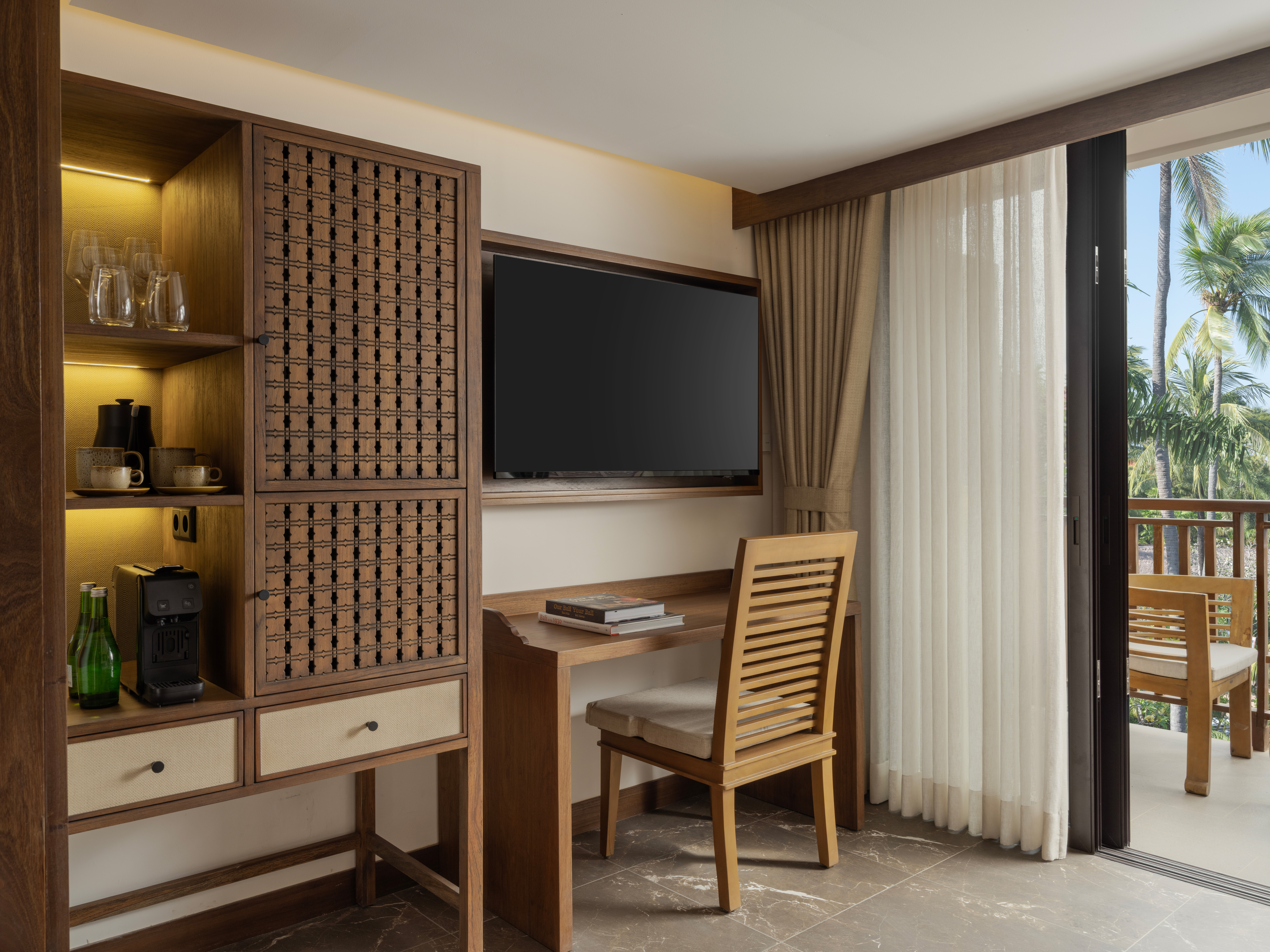 Junior Suite Garden View Mini Bar Area