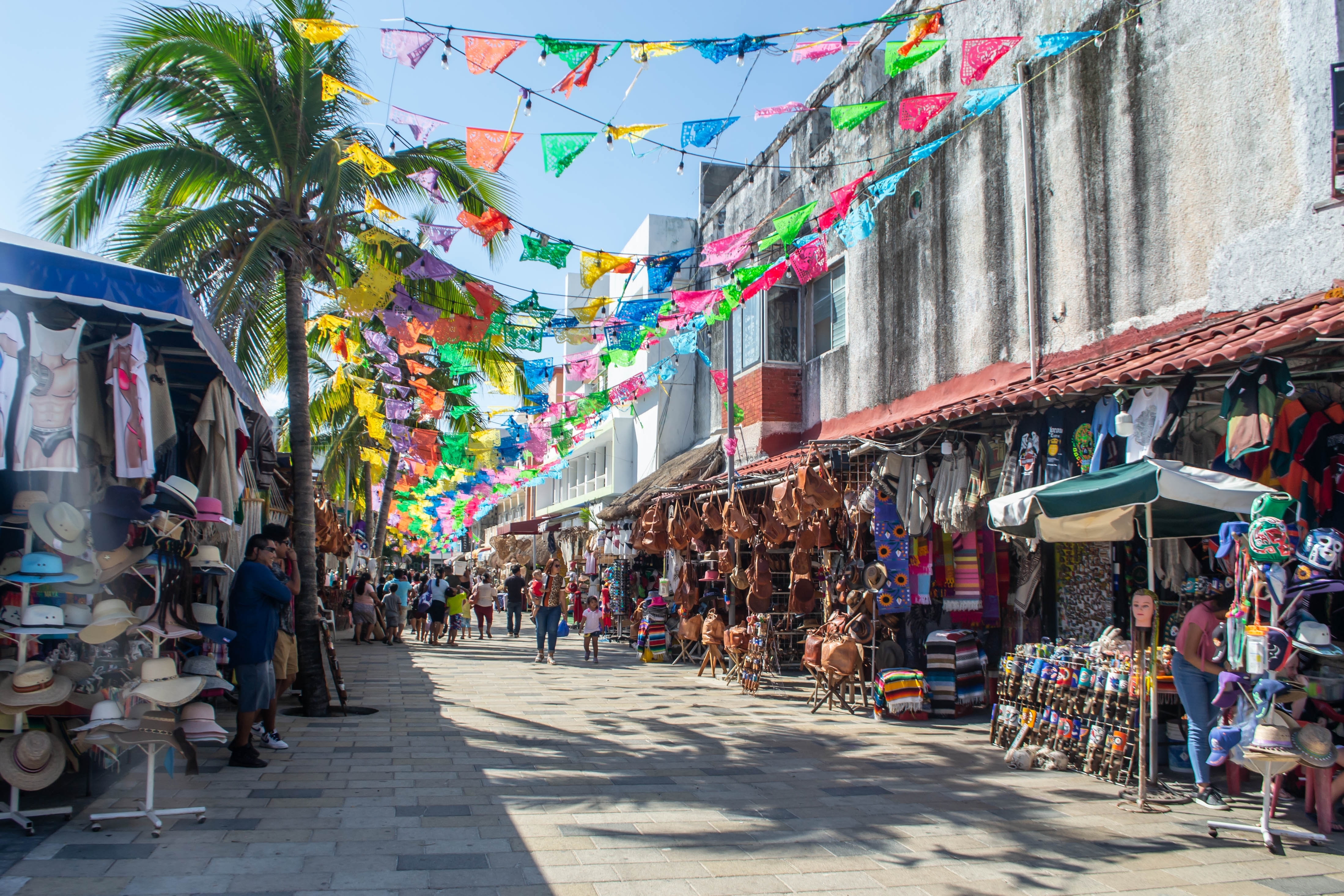 Shutterstock 2197144285 LA QUNITA AVENIDA, PLAYA DEL CARMEN, MEXICO 20 April 2022 Famous 5Th Avenue In Playa Del Carmen Mexico