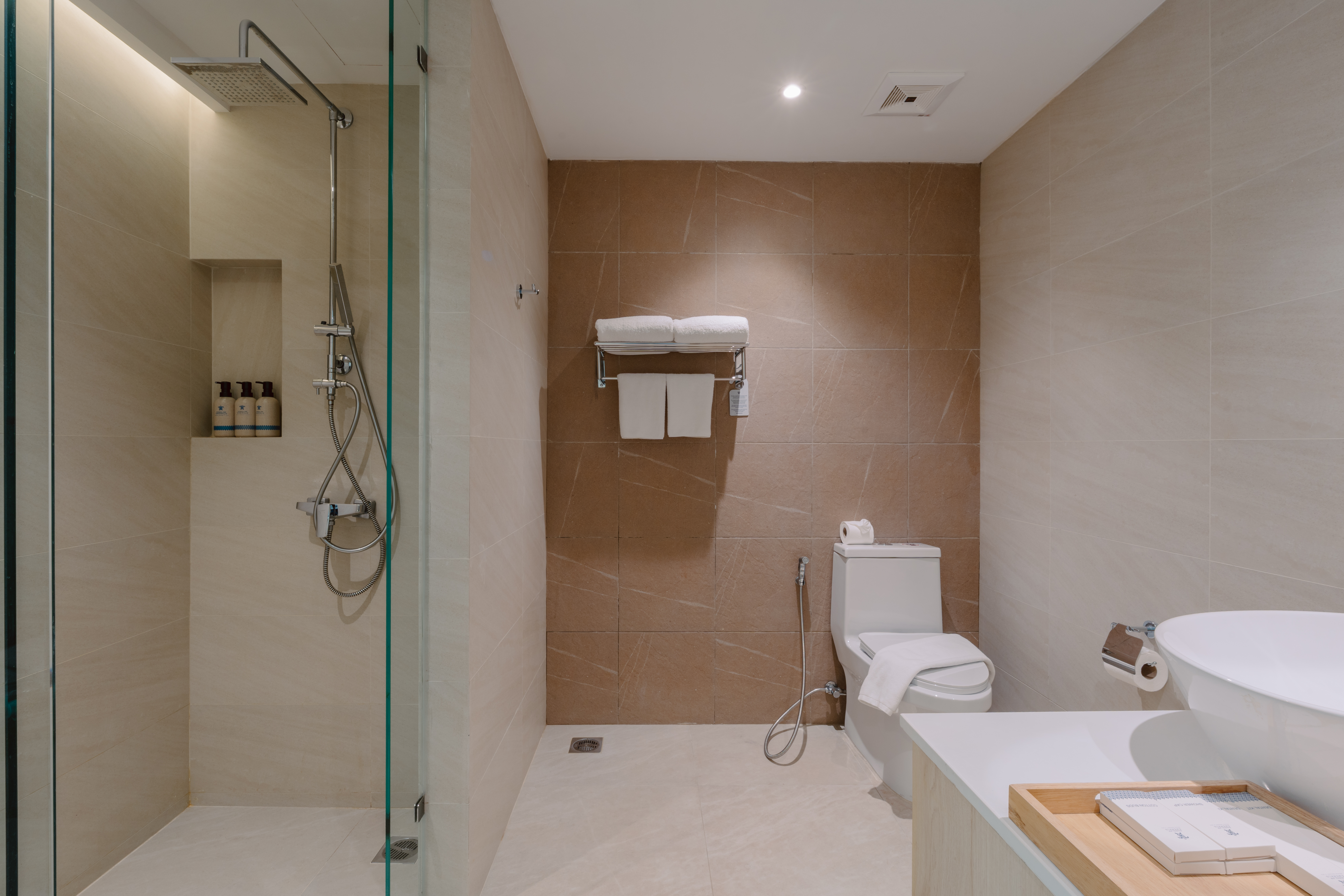 03. Deluxe Garden View Bathroom