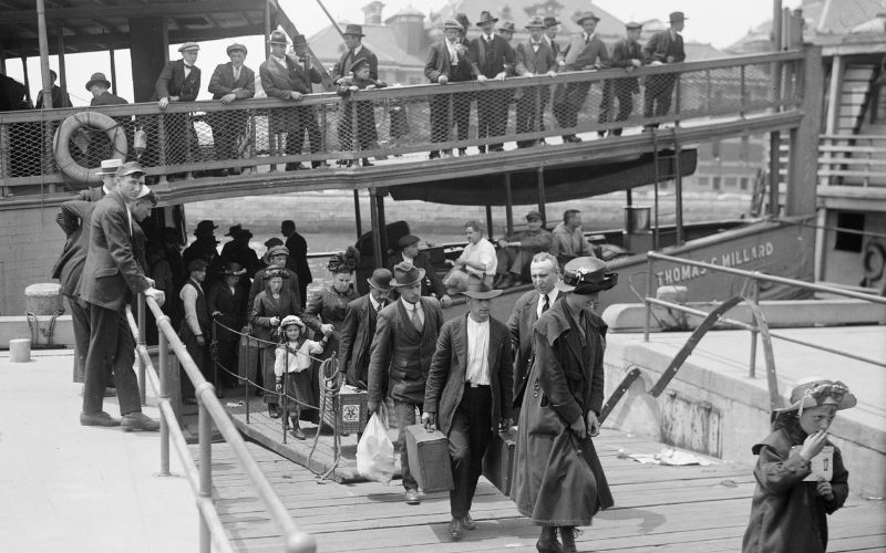 Immigranter ankommer med færge til Ellis Island i New York i begyndelsen af 1900-tallet