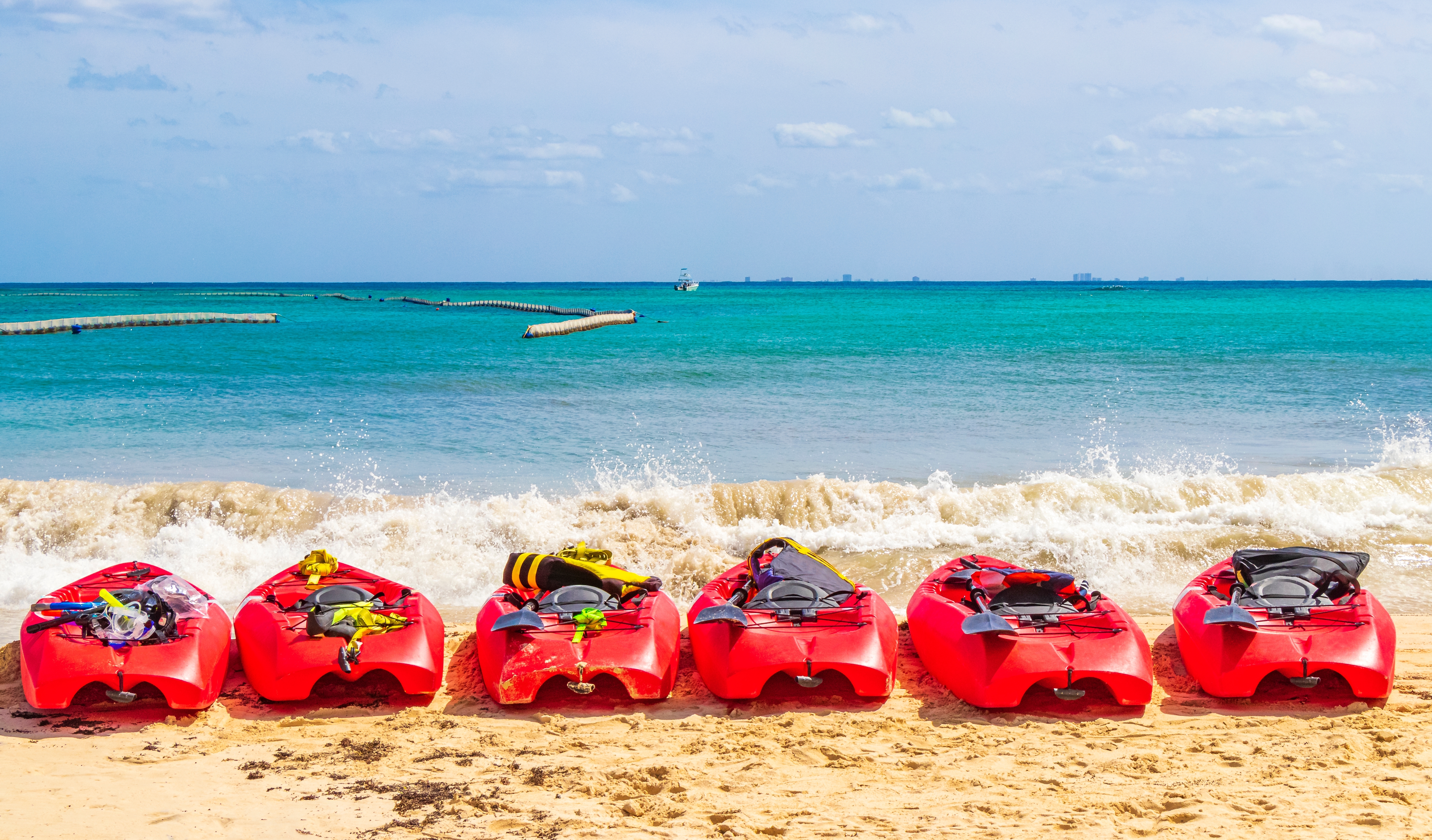 Shutterstock 2592301961 (Røde Kanoer På Tropisk Mexicansk Strand Panorama Udsigt Fra Playa 88 Og Punta Esmeralda I Playa Del Carmen Mexico.)