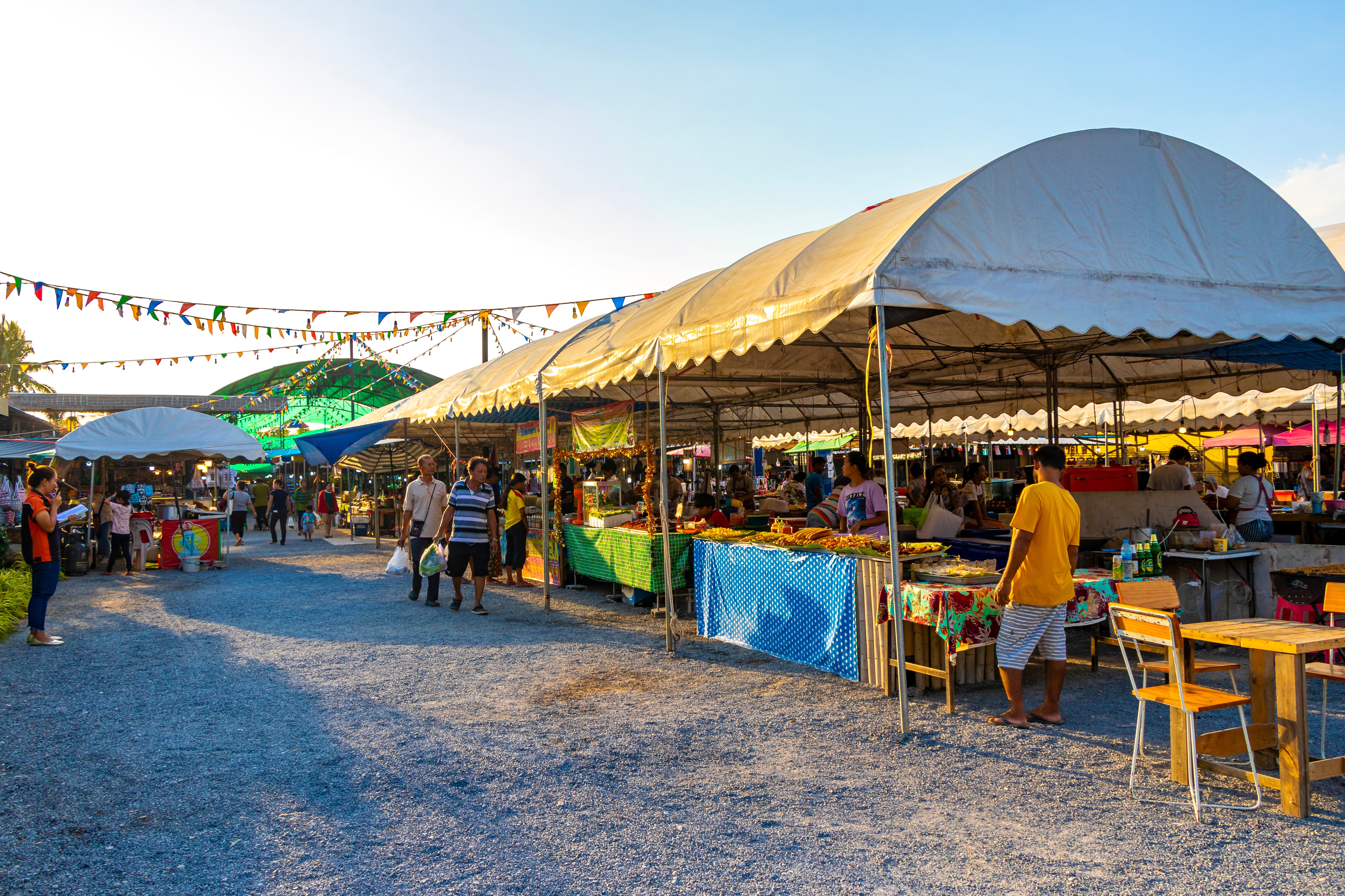 Shutterstock 2595559433 (Khao Lak Phang Nga Thailand 07. Februar 2020 Thai Byg Marked Gade Mad Folk Gange Madboder Og Nat Marked I Khao Lak Amphoe Takua Pa Phang Nga Thailand.)