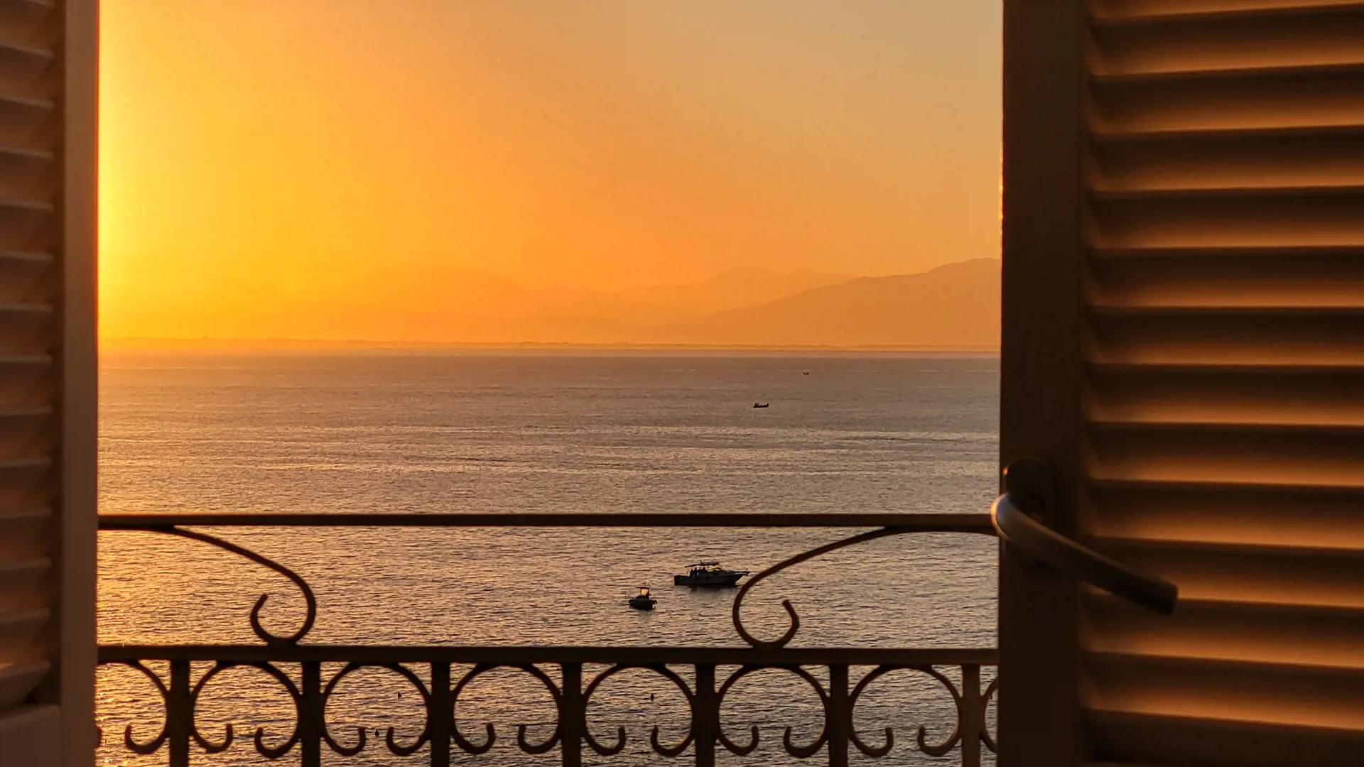 Solen står op ved din balkon på Hotel Cetus