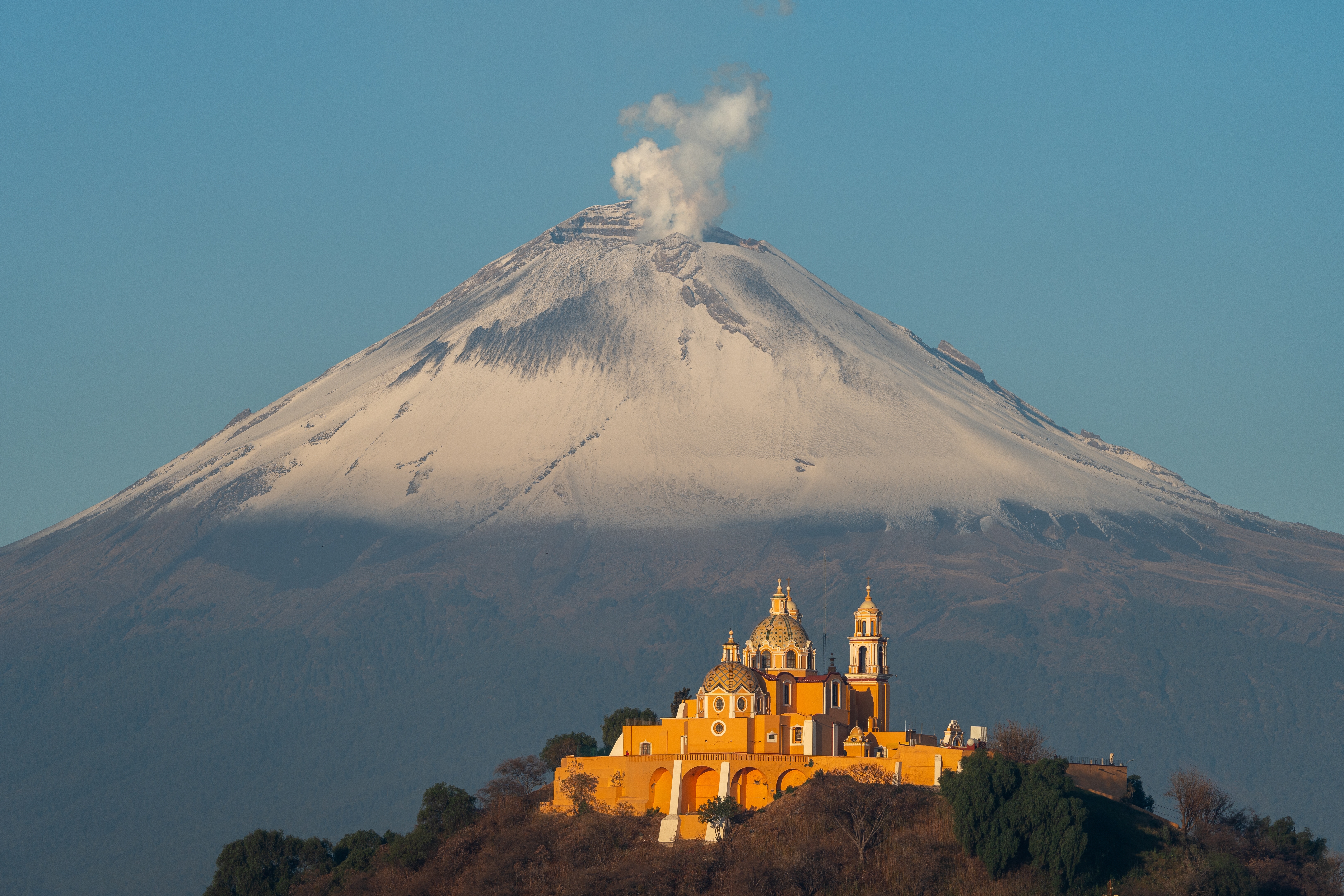 Shutterstock 2598862971 Iglesia De Nuestra Señora De Los Remedios Med En Popocatepetl Vulkaner Som Baggrund