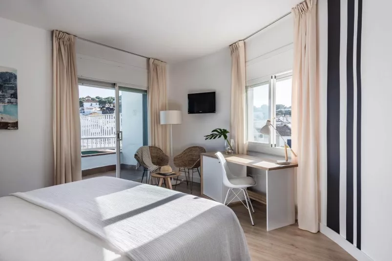 Double Room With Partial Sea Views 2