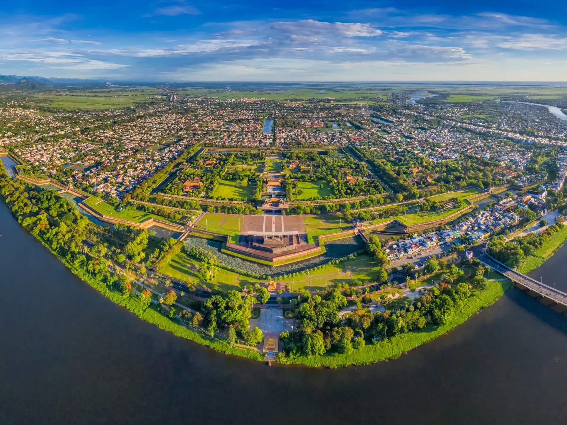 Shutterstock 2203711039