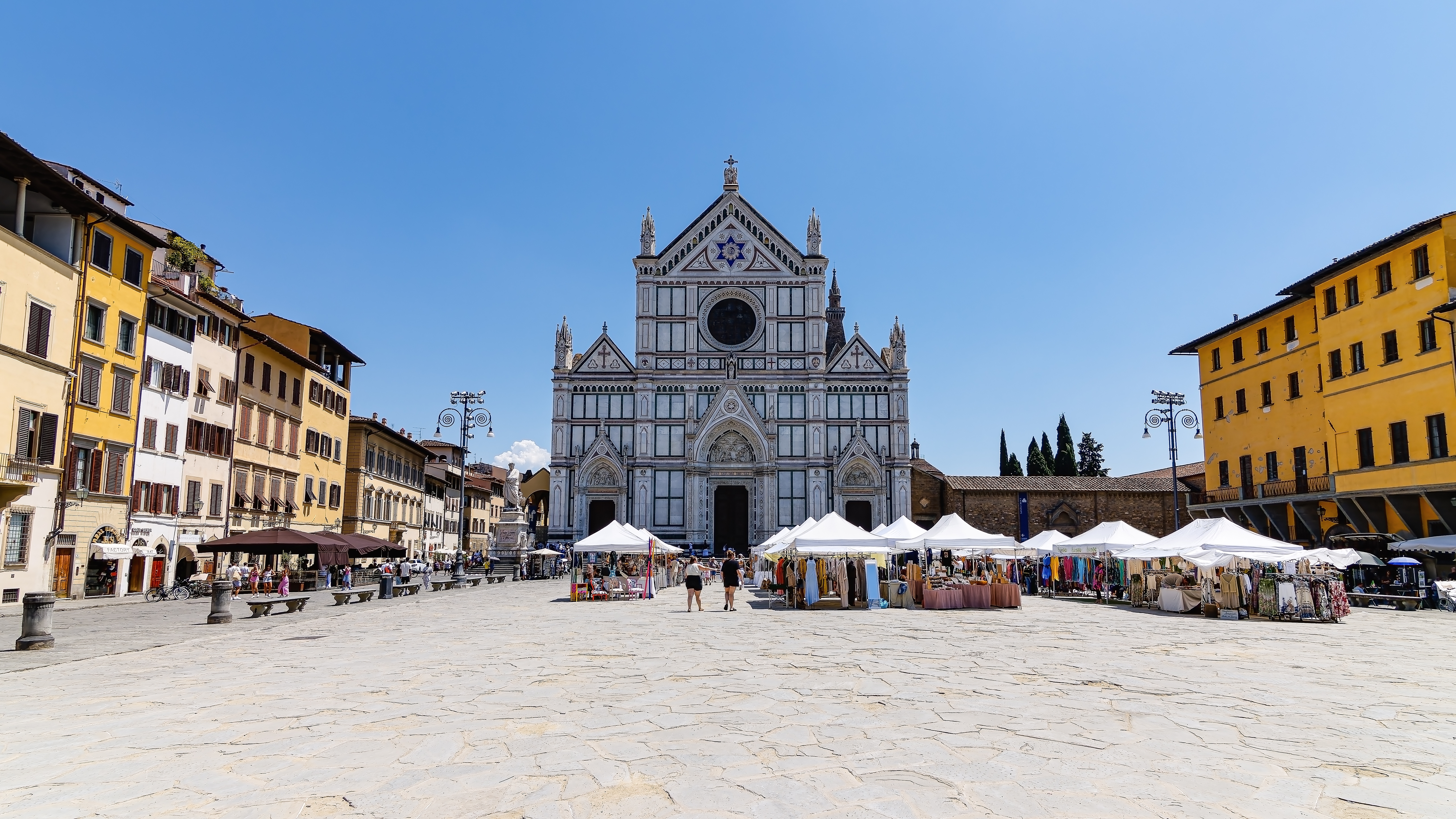 Shutterstock 2689210165 Firenze, Toscana, Italien 15. Juni 2025 Basilica Di Santa Croce Og Marked I Firenze